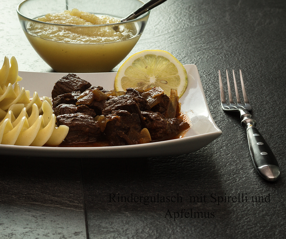 Canon EOS 7D + Sigma 50mm f/2.8 EX sample photo. Rindergulasch  mit spirelli und apfelmus photography