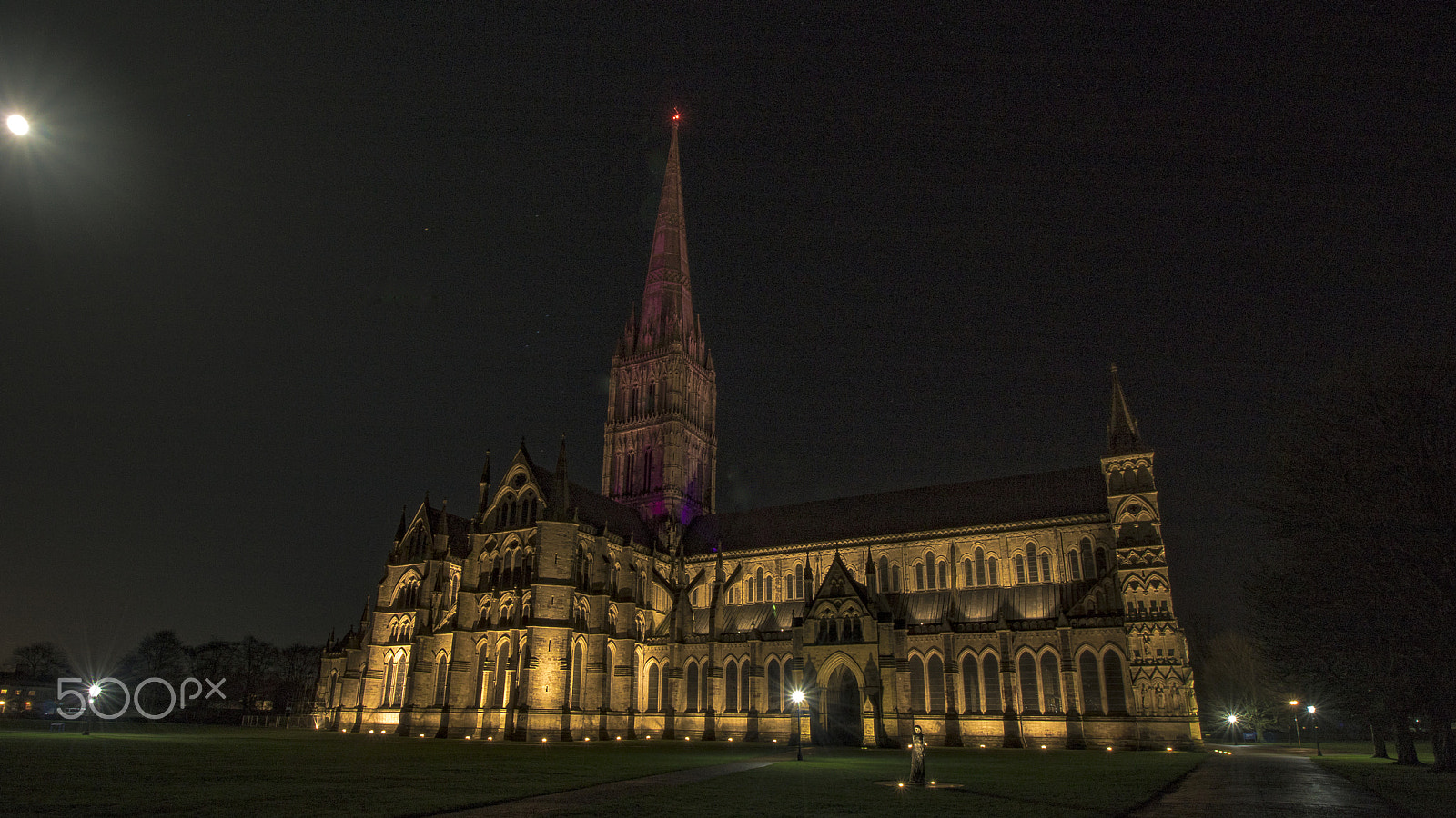 Canon EOS 750D (EOS Rebel T6i / EOS Kiss X8i) + Canon EF-S 10-18mm F4.5–5.6 IS STM sample photo. Salisbury cathedral on a moonlit night photography