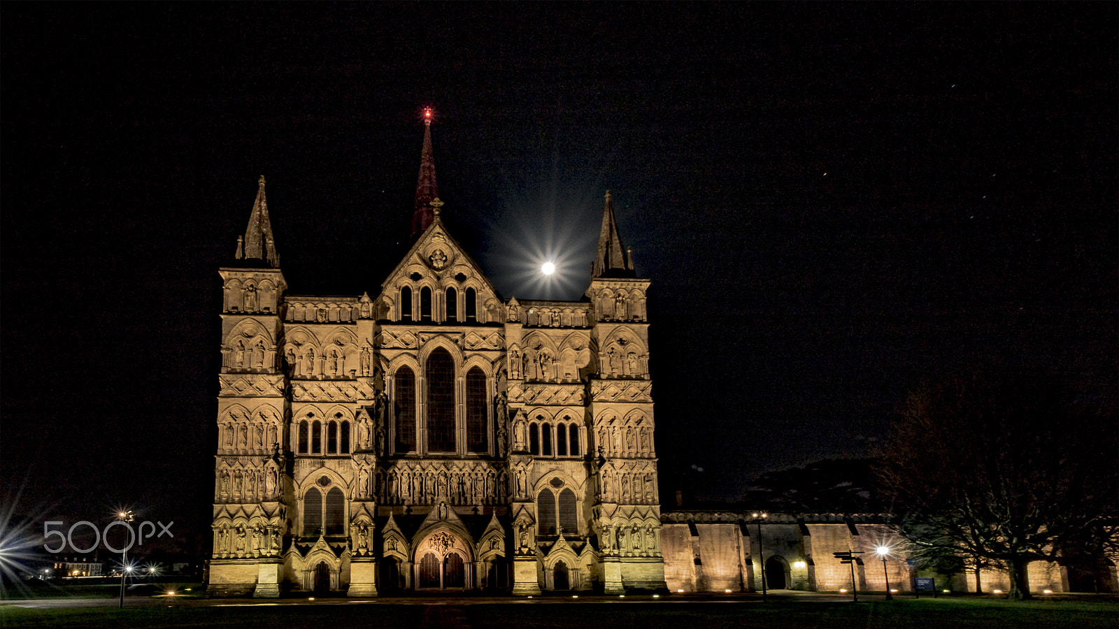 Canon EF-S 10-18mm F4.5–5.6 IS STM sample photo. Moon rising over salisbury cathedral photography