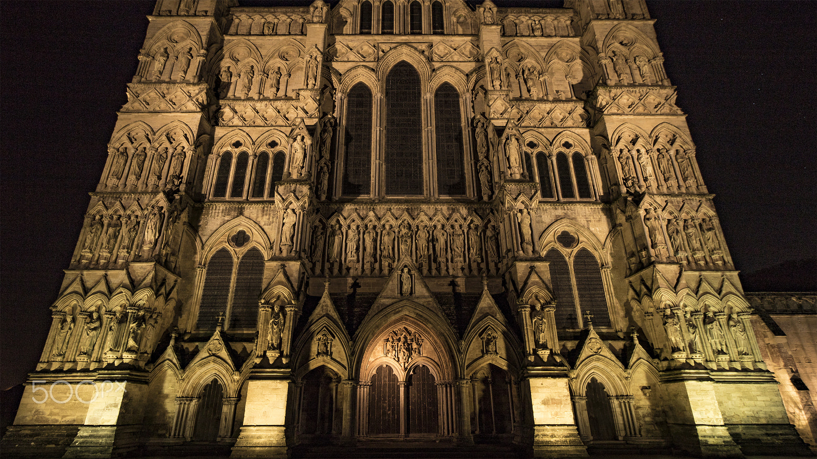 Canon EOS 750D (EOS Rebel T6i / EOS Kiss X8i) + Canon EF-S 10-18mm F4.5–5.6 IS STM sample photo. Salisbury cathedral facade at night photography