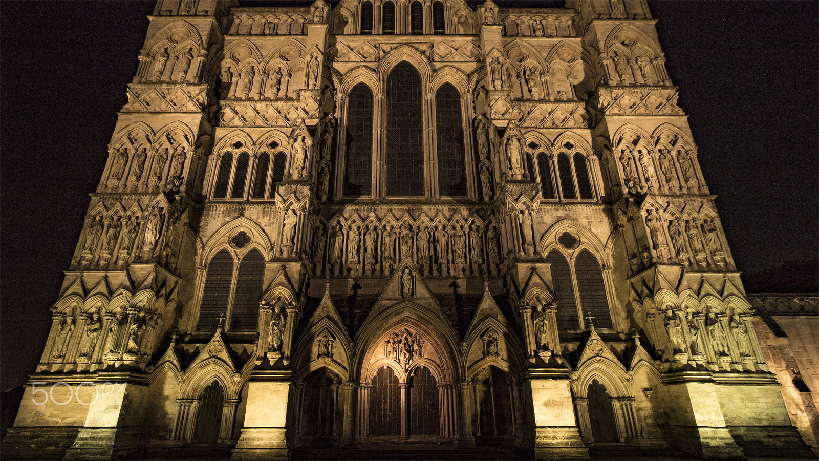 Canon EF-S 10-18mm F4.5–5.6 IS STM sample photo. Salisbury cathedral facade at night photography