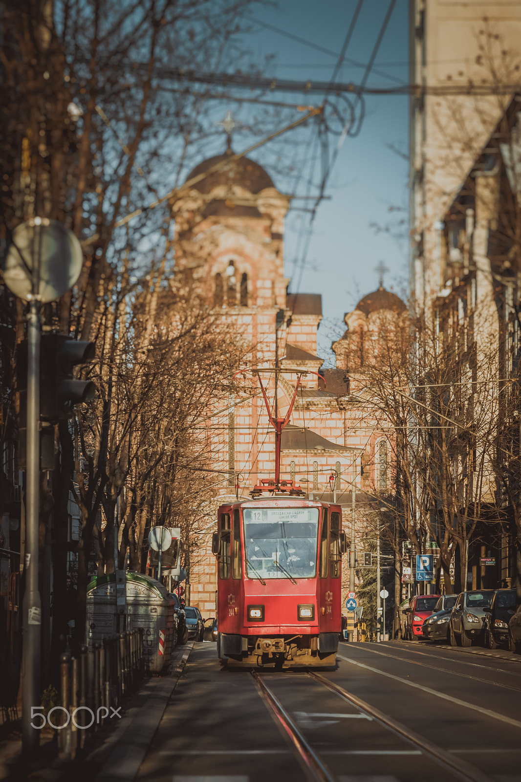 Sony Alpha DSLR-A850 + Minolta AF 80-200mm F2.8 HS-APO G sample photo. Tram hurrying down the street photography