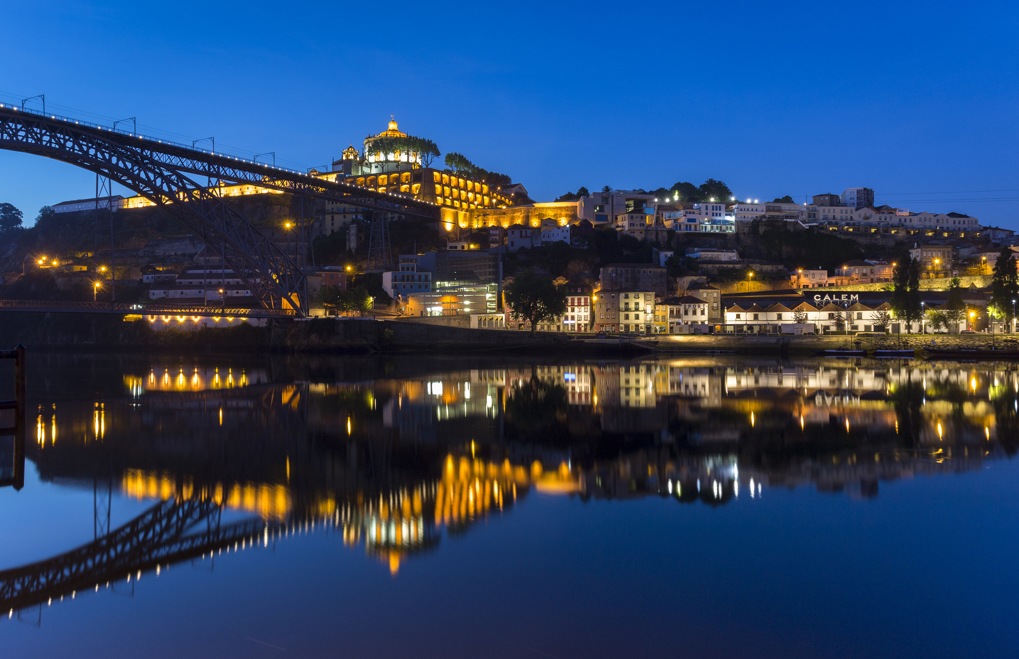 Canon EOS 100D (EOS Rebel SL1 / EOS Kiss X7) + Canon EF 17-40mm F4L USM sample photo. Early morning on the river douro photography