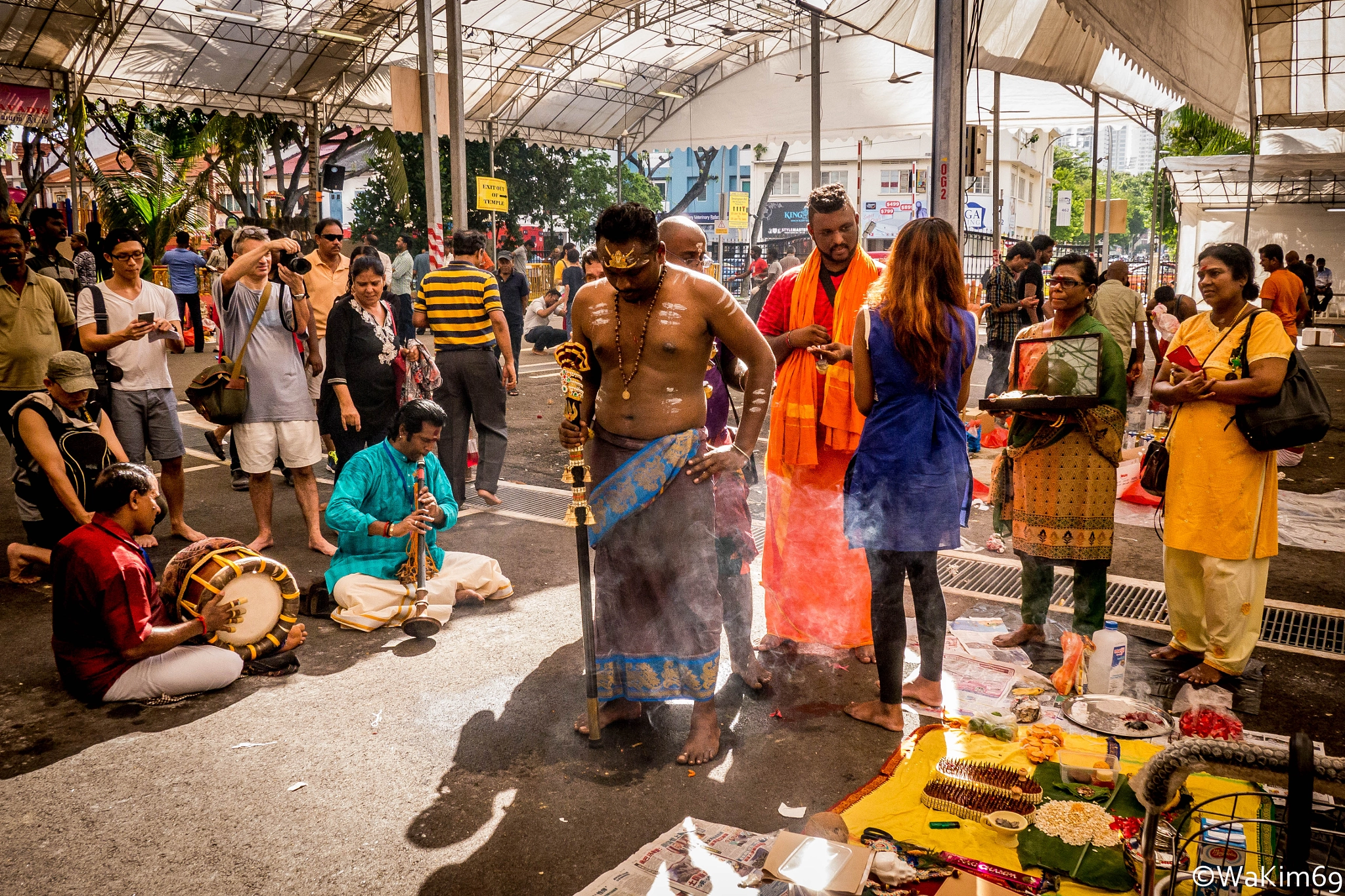 Panasonic Lumix DMC-G5 + LUMIX G VARIO PZ 14-42/F3.5-5.6 sample photo. Preparing for the parade... photography