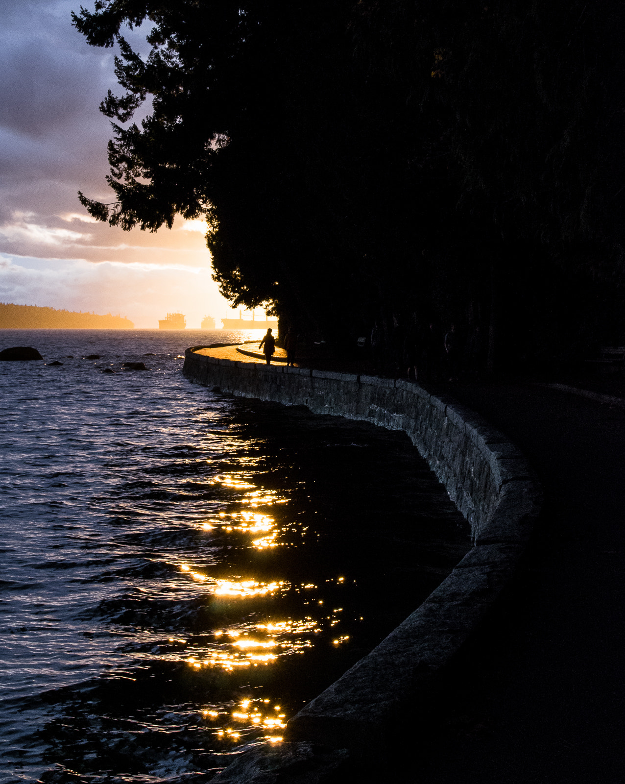 Pentax K-5 IIs sample photo. The sea wall at dusk photography