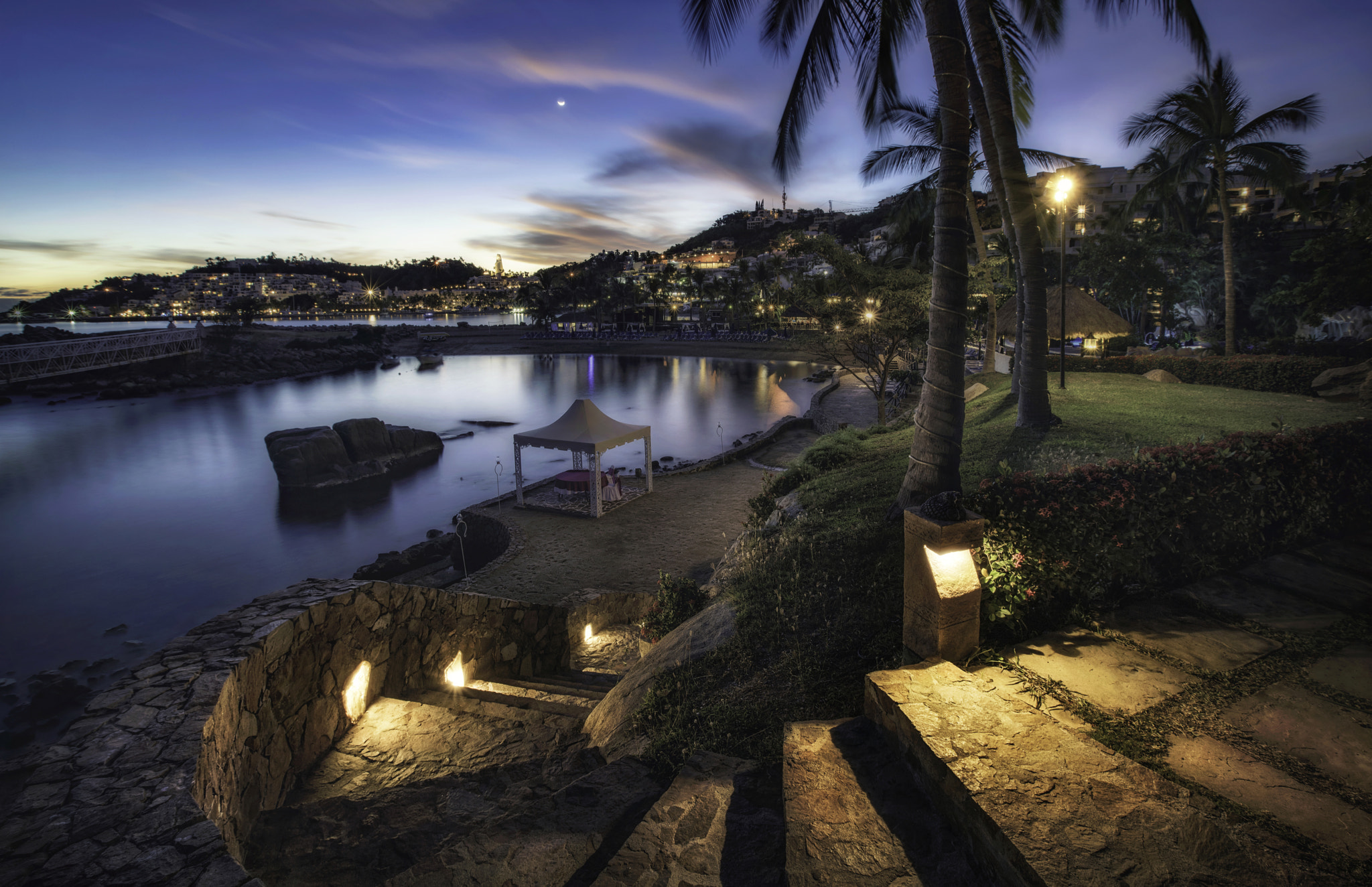 16-35mm F2.8 G SSM II sample photo. Glowing path to the beach photography