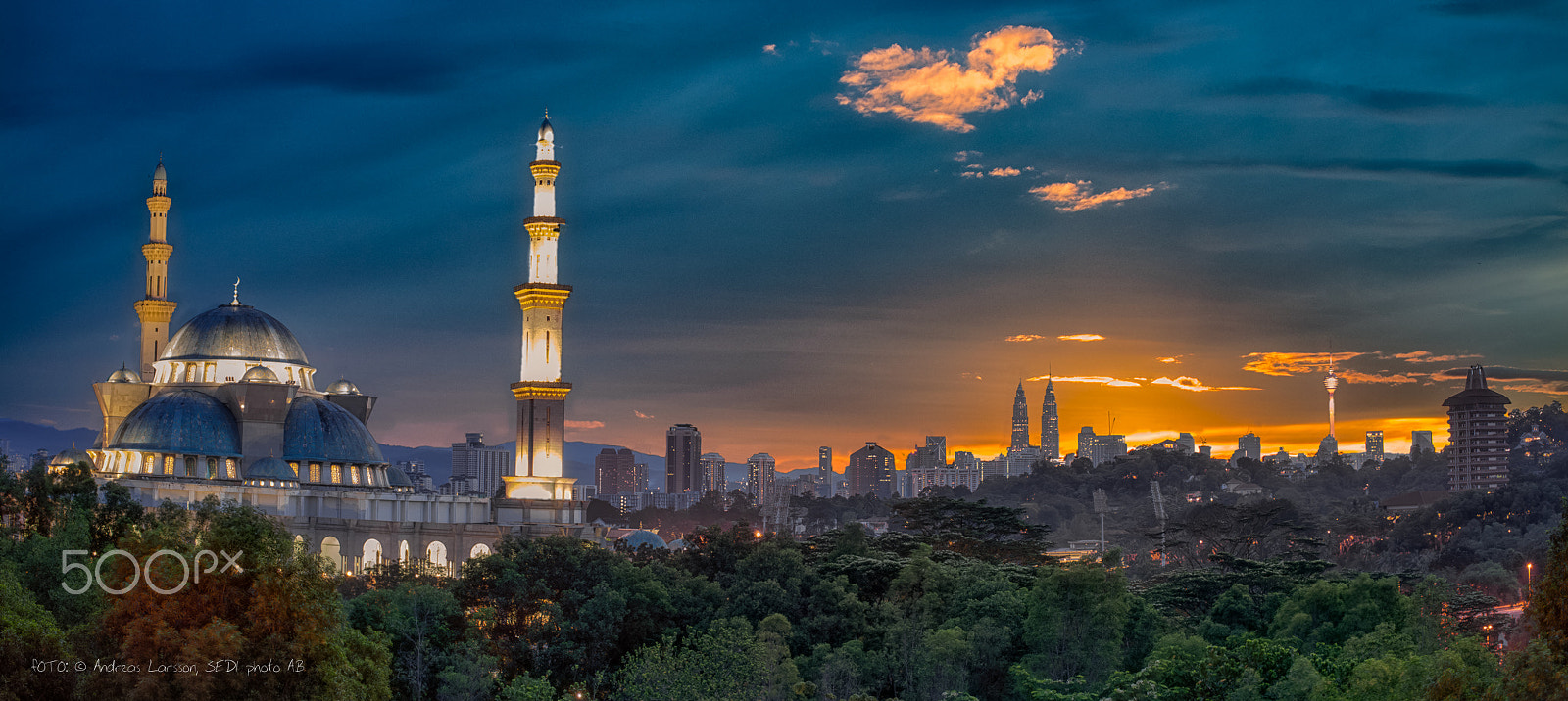 Canon EOS 5DS + Sigma 35mm F1.4 DG HSM Art sample photo. Federal territory mosque in sunrise photography