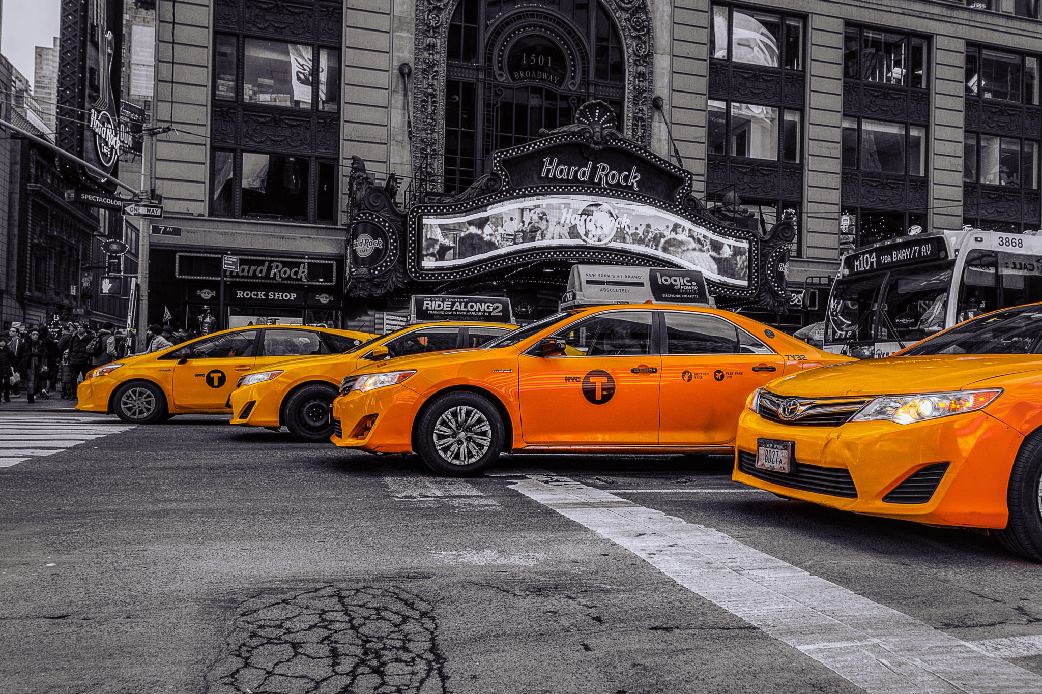 Samsung NX1 + Samsung NX 16-50mm F3.5-5.6 Power Zoom ED OIS sample photo. Taxi perfection - times square photography