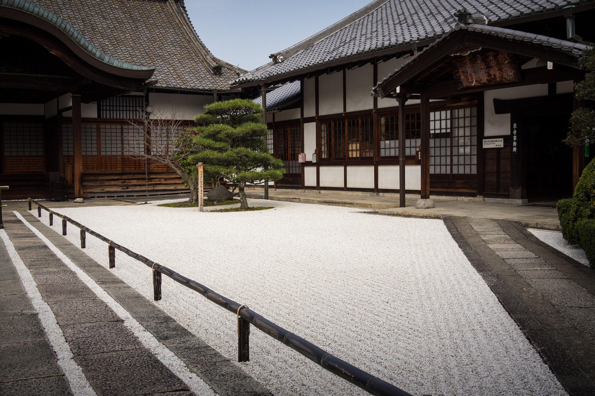 Olympus OM-D E-M10 + LUMIX G 20/F1.7 II sample photo. Toji temple, kyoto photography