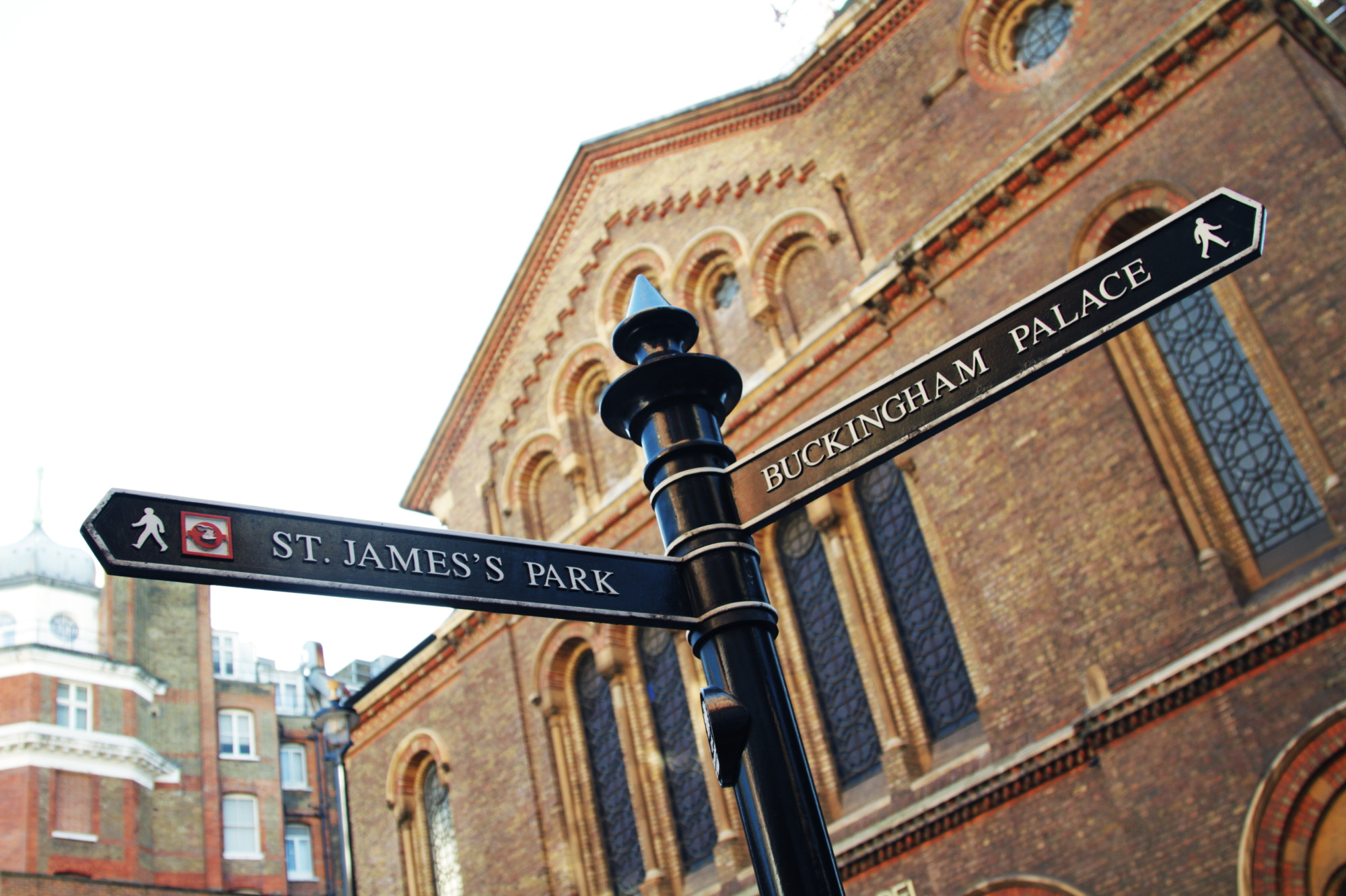 Canon EF 24-105mm F4L IS USM sample photo. London sign buckingham palace photography