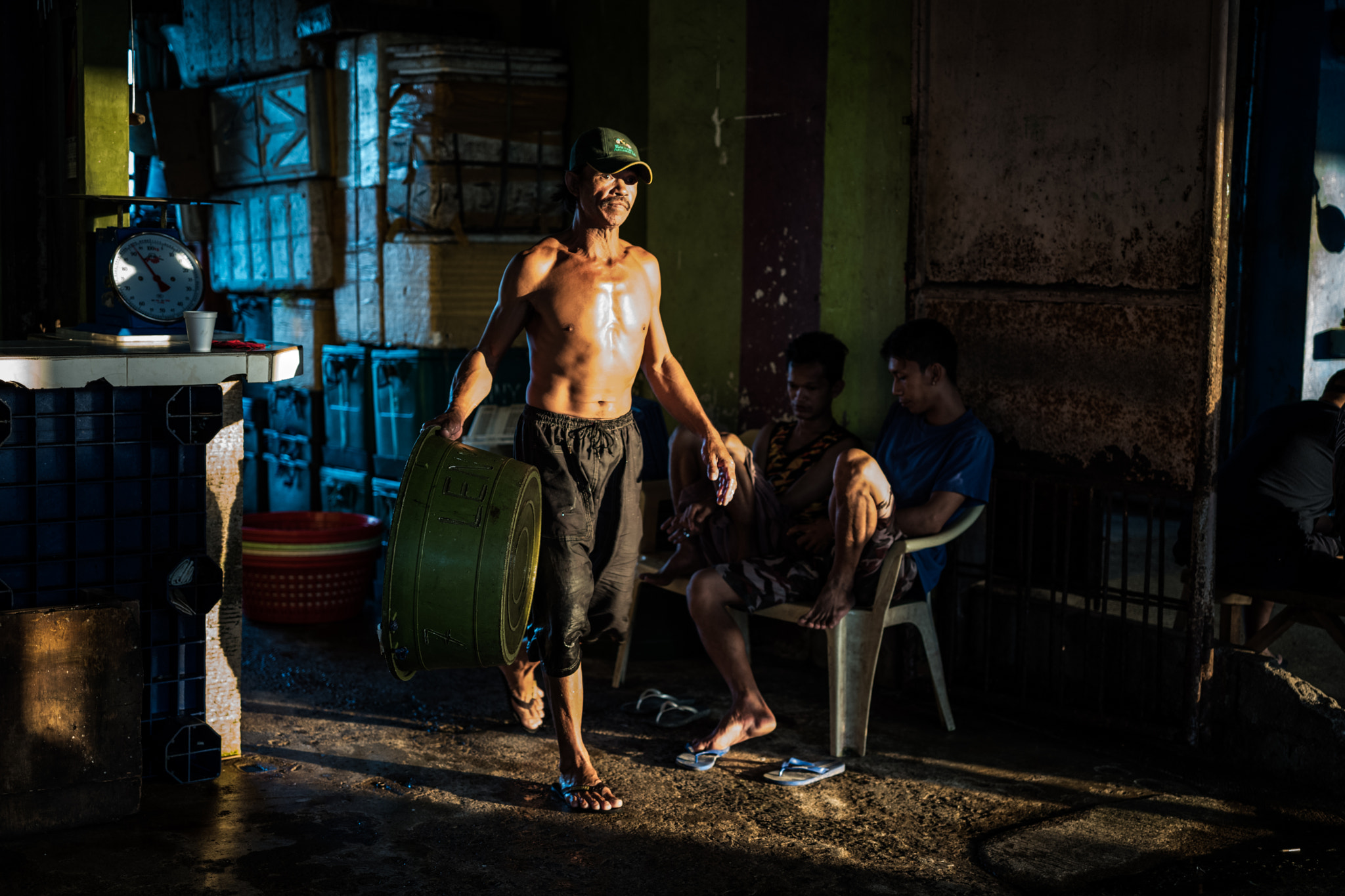 Leica APO-Summicron-M 50mm F2 ASPH sample photo. Man at fish port photography