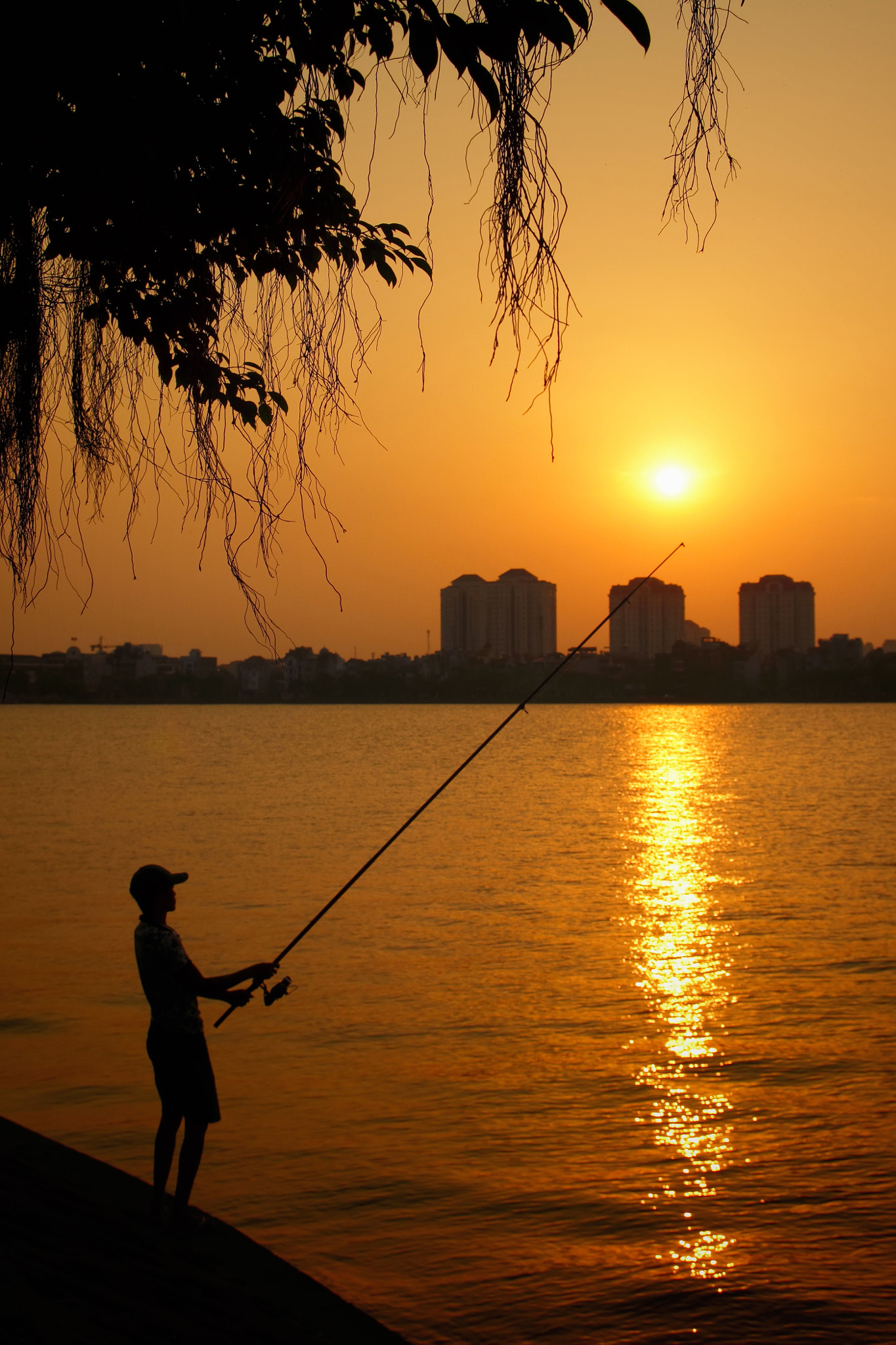 Canon EOS 550D (EOS Rebel T2i / EOS Kiss X4) sample photo. Fishing the sun photography
