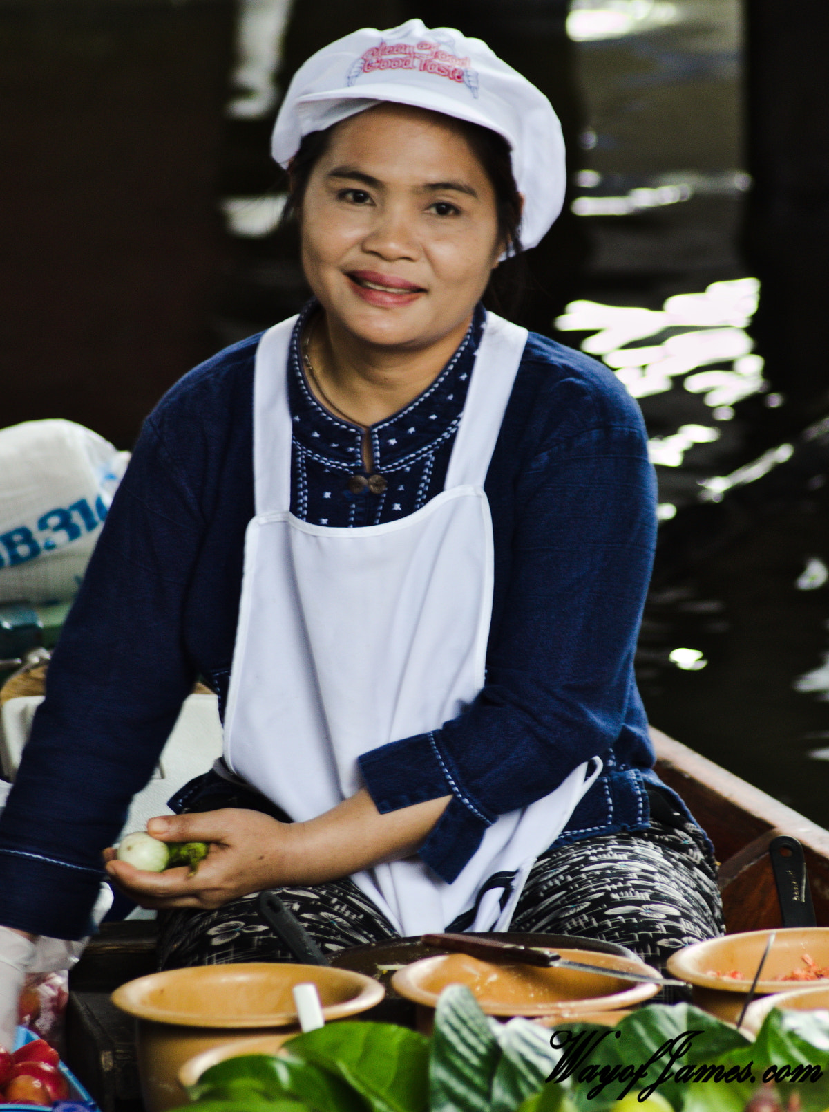 Sigma 70-300mm F4-5.6 APO DG Macro sample photo. Taling market photography