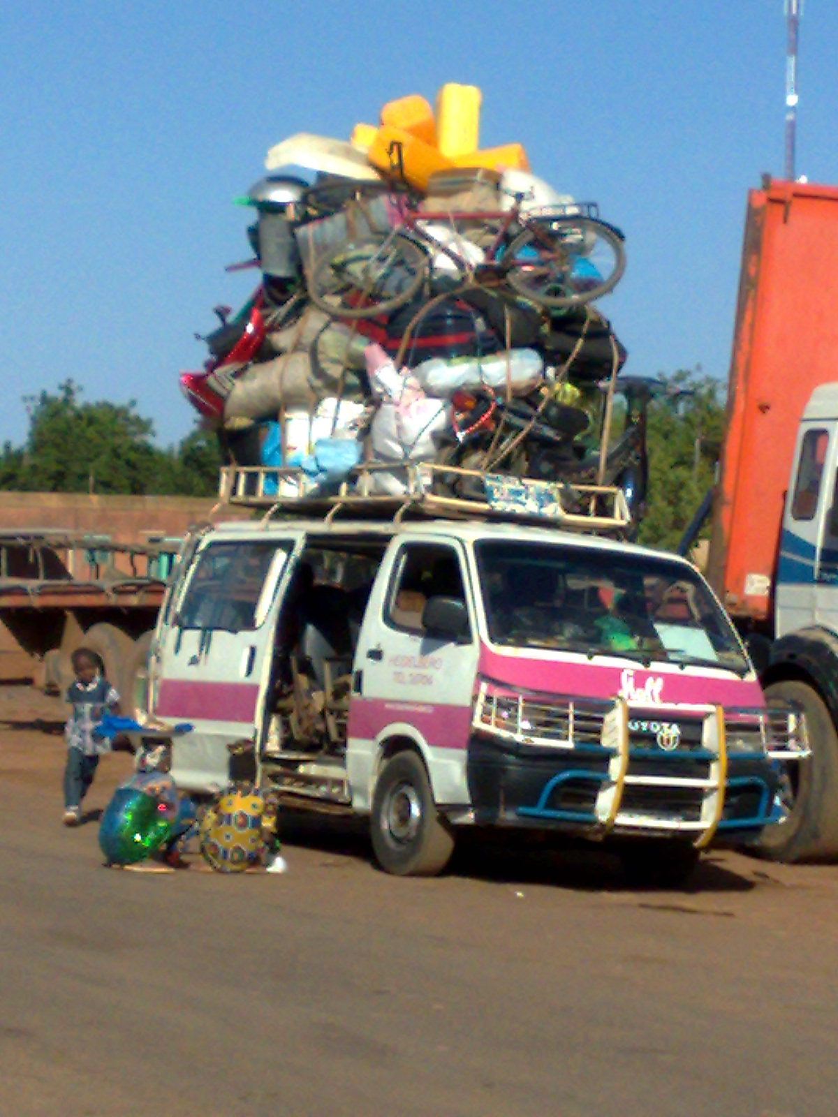 Nokia N95 sample photo. Over loaded car in niger, africa photography