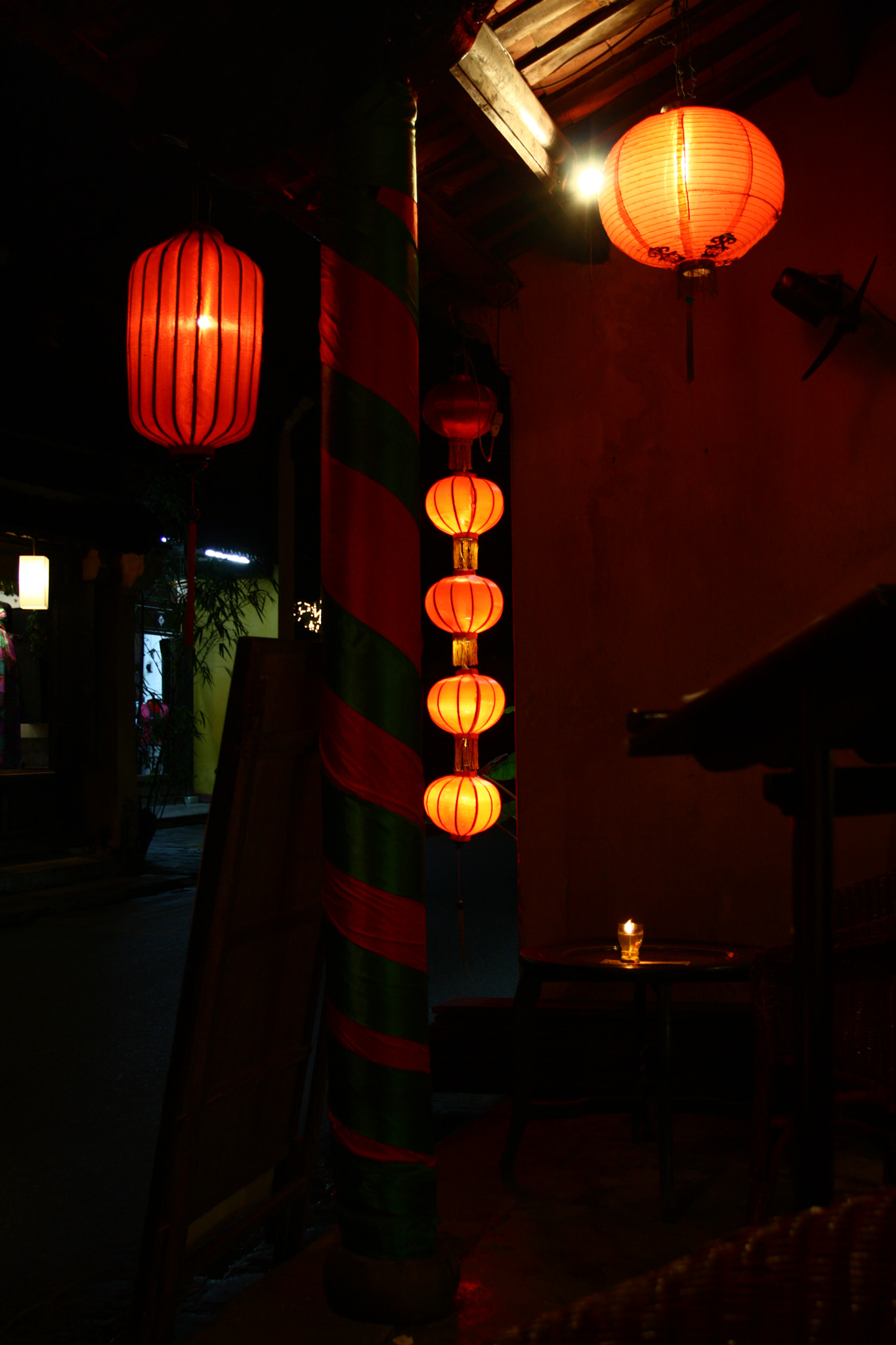 Canon EOS 1000D (EOS Digital Rebel XS / EOS Kiss F) sample photo. The coffee shop in hoi an photography