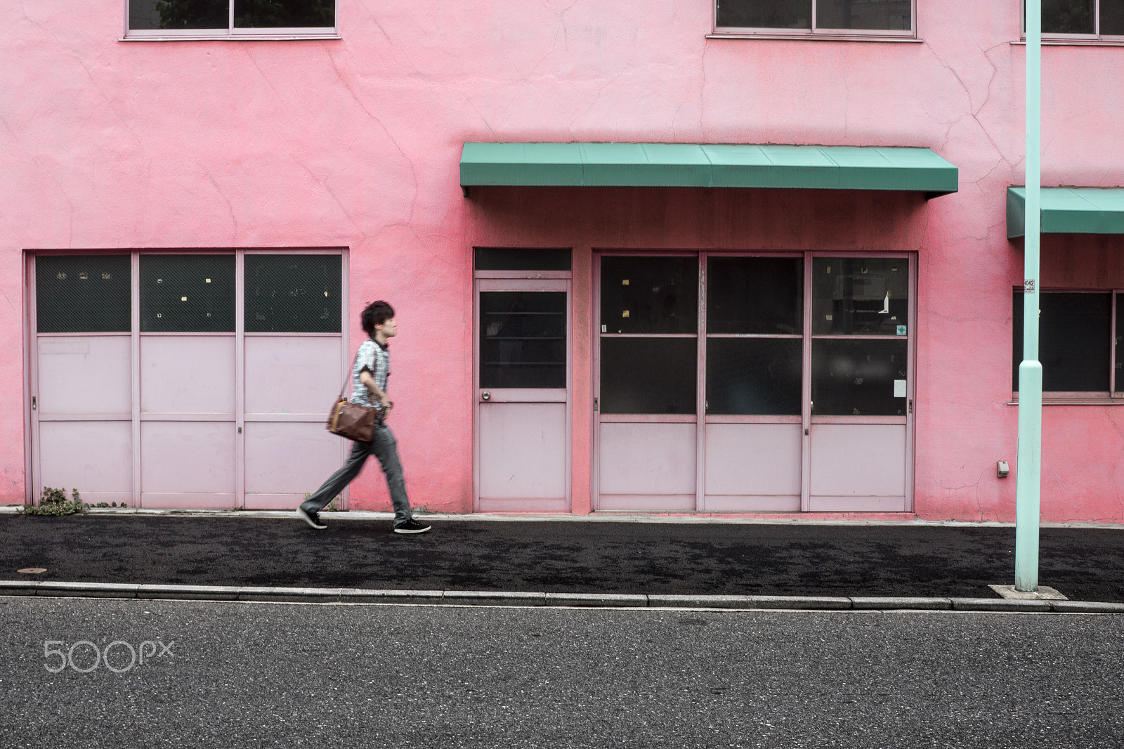 Sony Alpha NEX-7 + E 32mm F1.8 sample photo. Pink on the wall photography