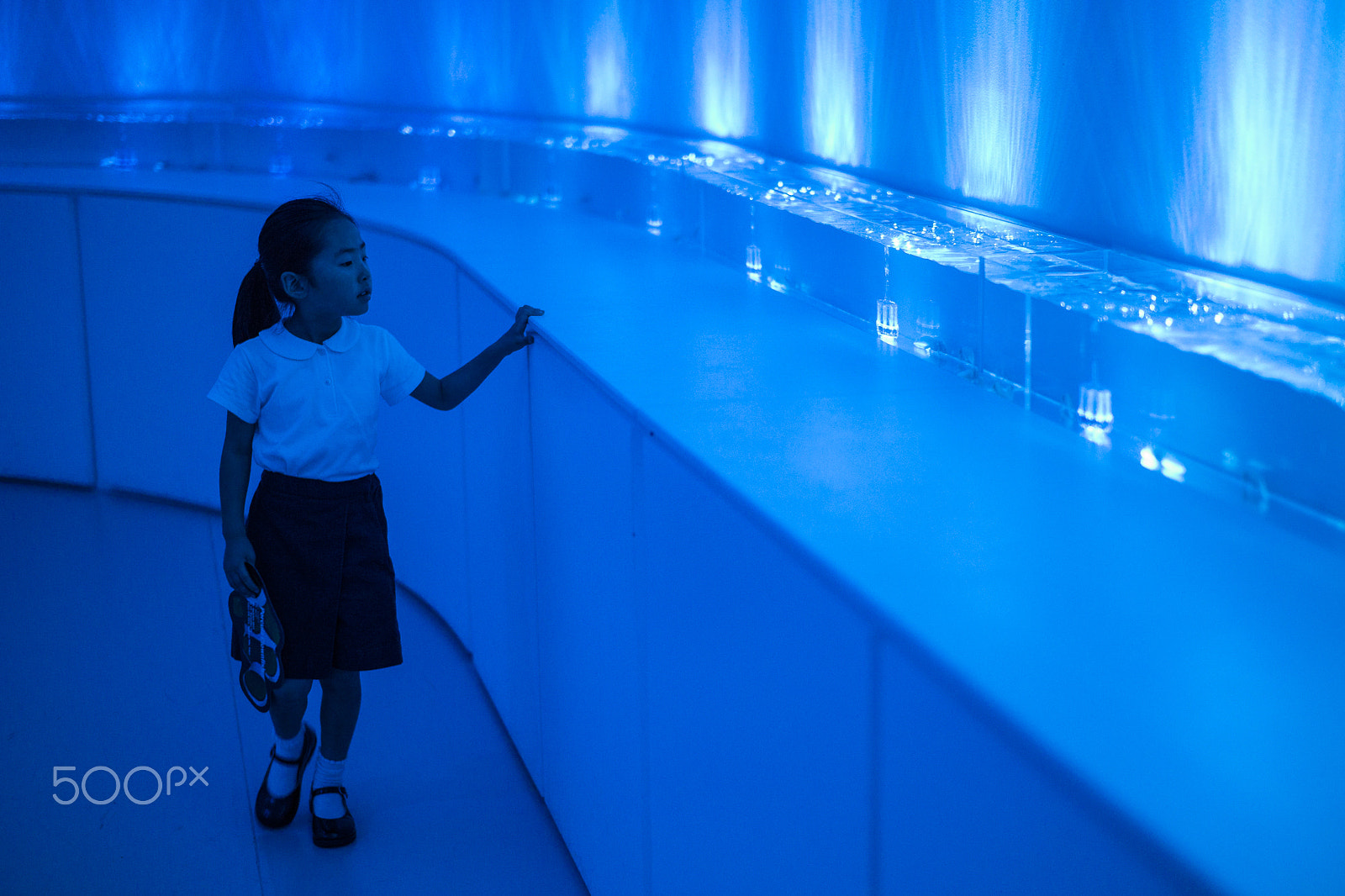 Leica M9 + Leica Summicron-M 28mm F2 ASPH sample photo. Little girl in a blue aquarium photography