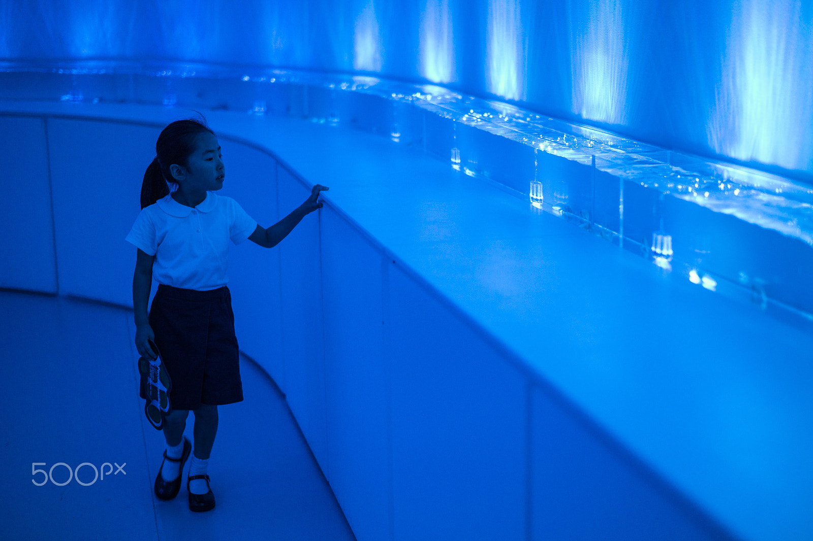 Leica M9 + Leica Summicron-M 28mm F2 ASPH sample photo. Little girl in a blue aquarium photography