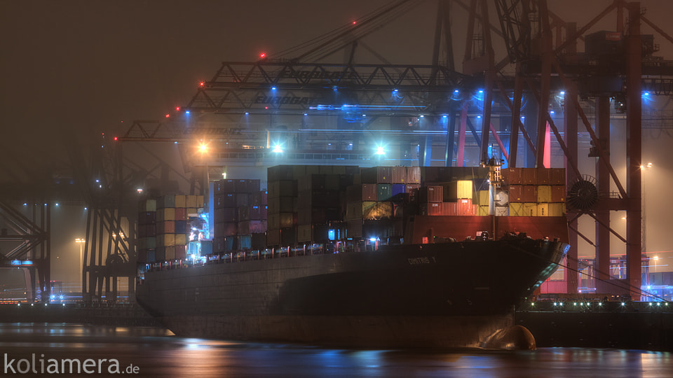 Canon EOS 50D + Canon EF 100mm F2.8 Macro USM sample photo. Containership hamburg photography