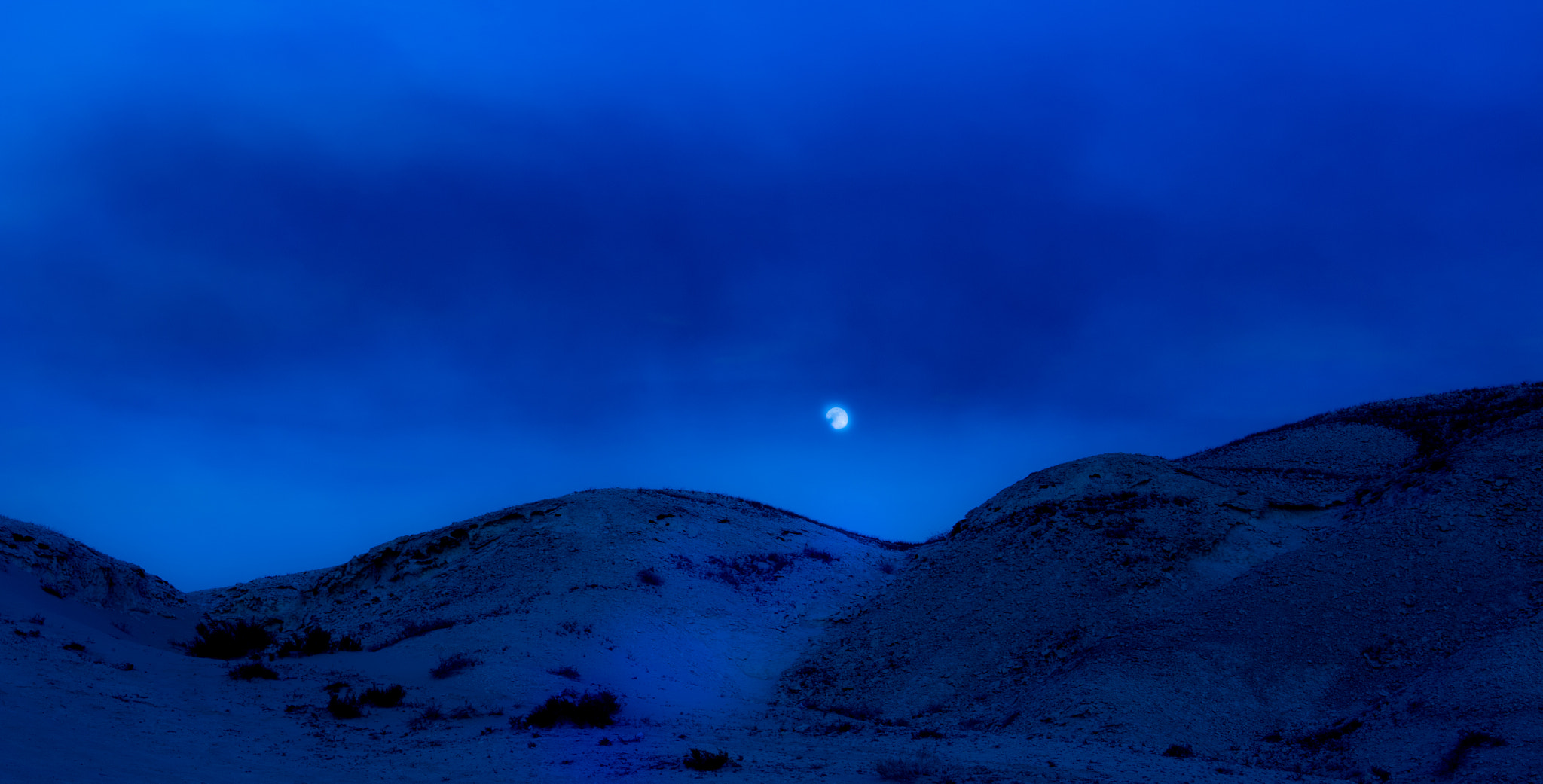 Canon EOS 650D (EOS Rebel T4i / EOS Kiss X6i) sample photo. Shy moon rises into smoke photography