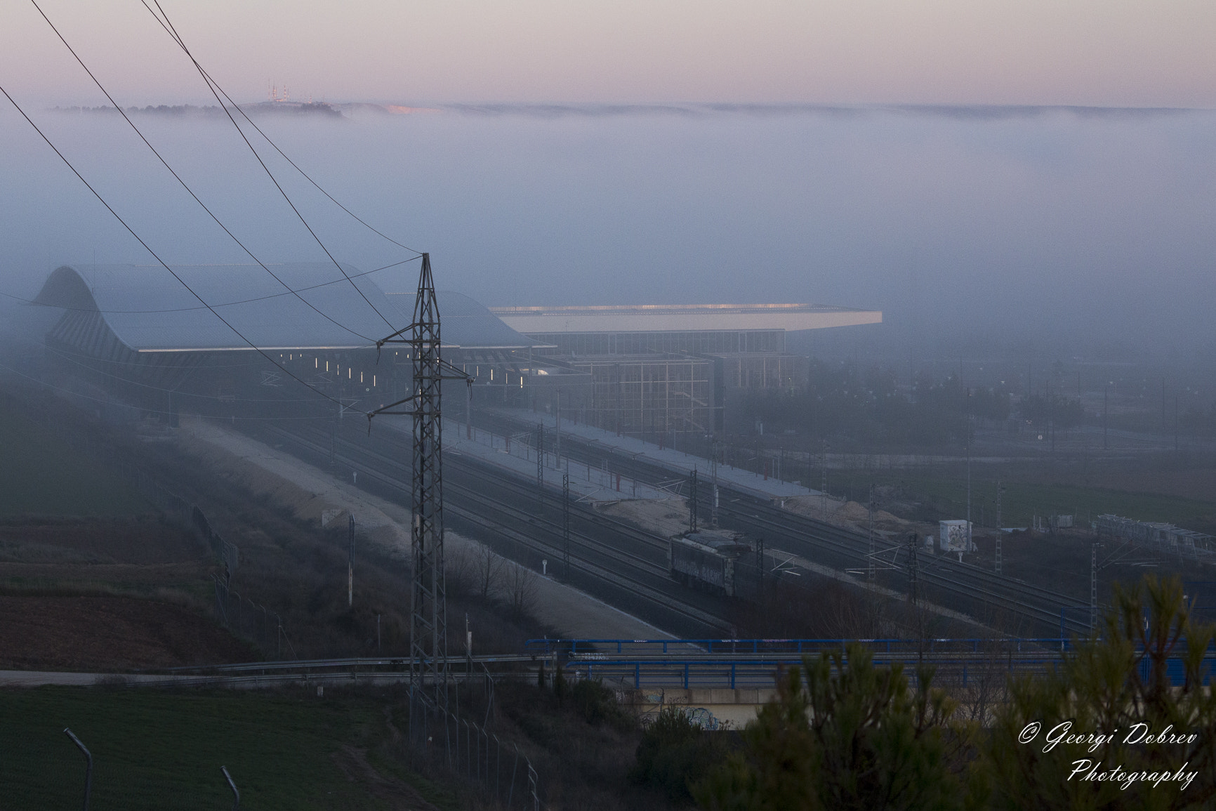 Sigma 70-300mm F4-5.6 APO DG Macro sample photo. Estación de tren rosa de lima (burgos) en la neblina y atardecer photography