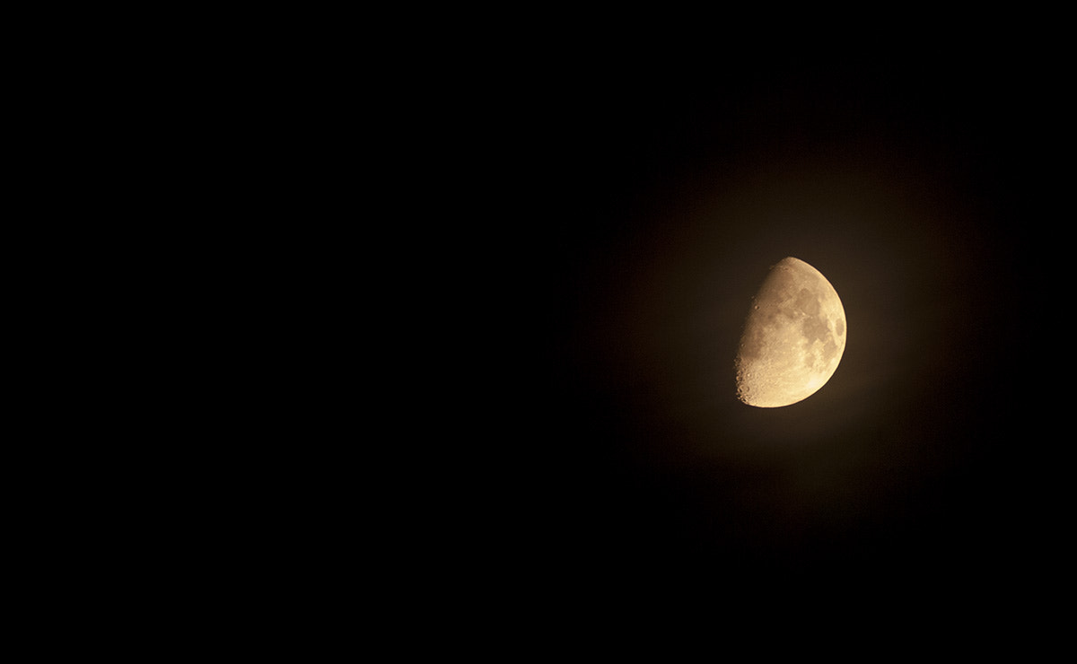 AF Zoom-Nikkor 80-200mm f/2.8 ED sample photo. Half moon photography