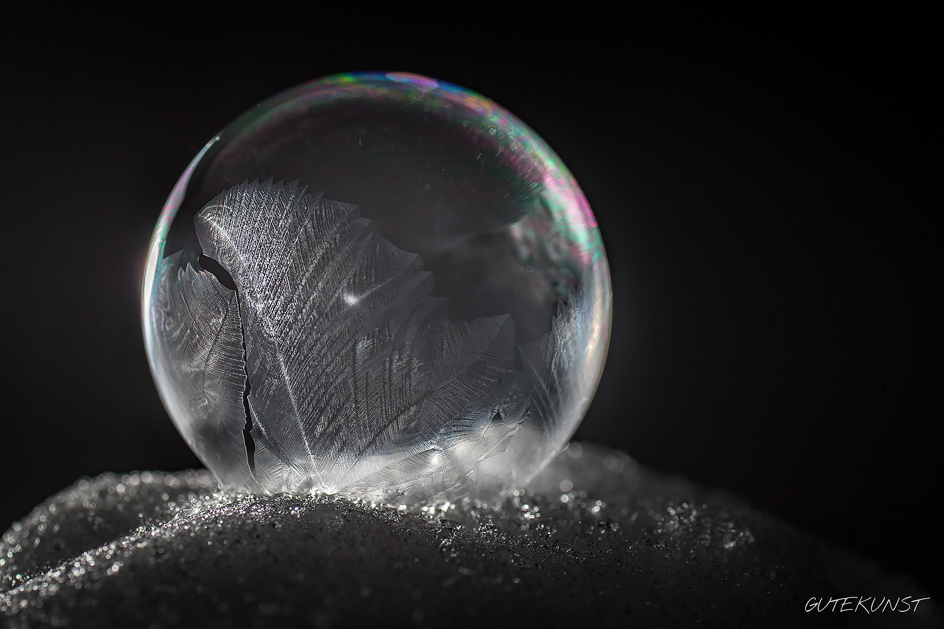 Sony ILCA-77M2 + Tamron SP AF 90mm F2.8 Di Macro sample photo. Frozen bubble n°1 photography