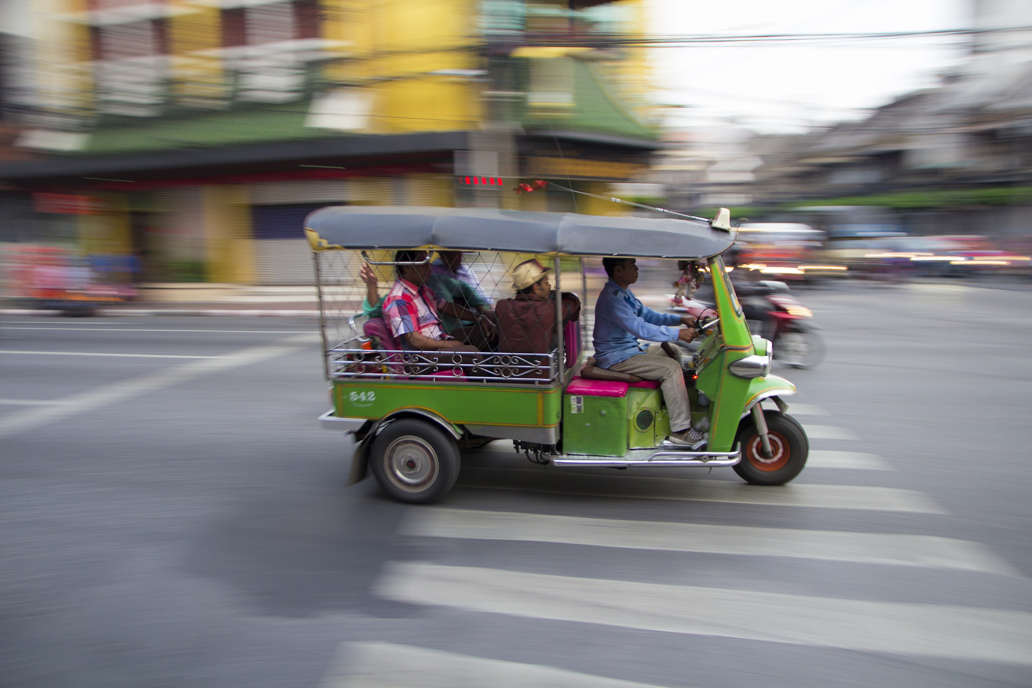 Canon EOS 600D (Rebel EOS T3i / EOS Kiss X5) + Canon EF 500mm F4L IS USM sample photo. Tuk tuk in bangkok, thailand photography