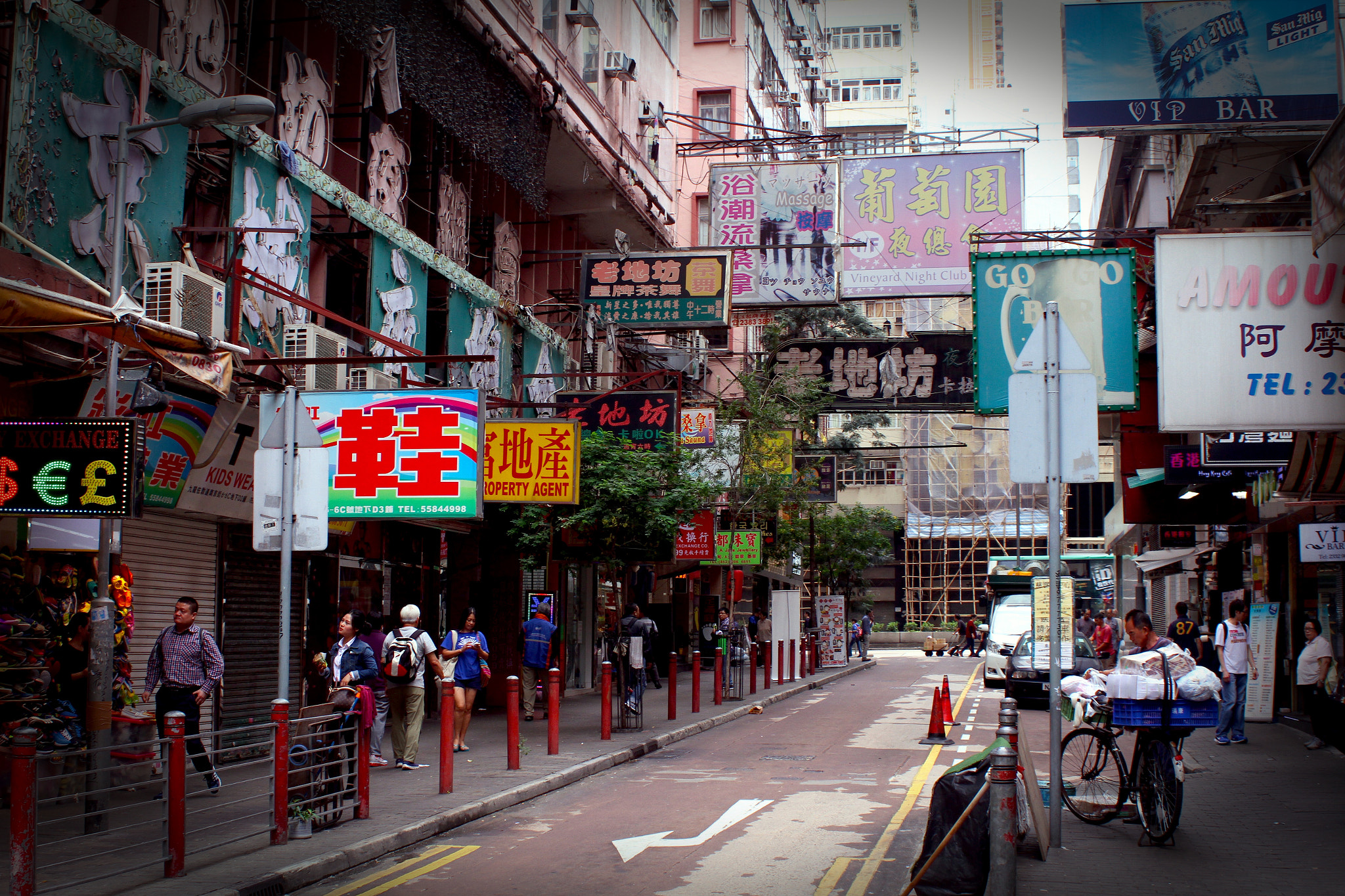Canon EF 28-80mm f/3.5-5.6 sample photo. Hong kong street photography