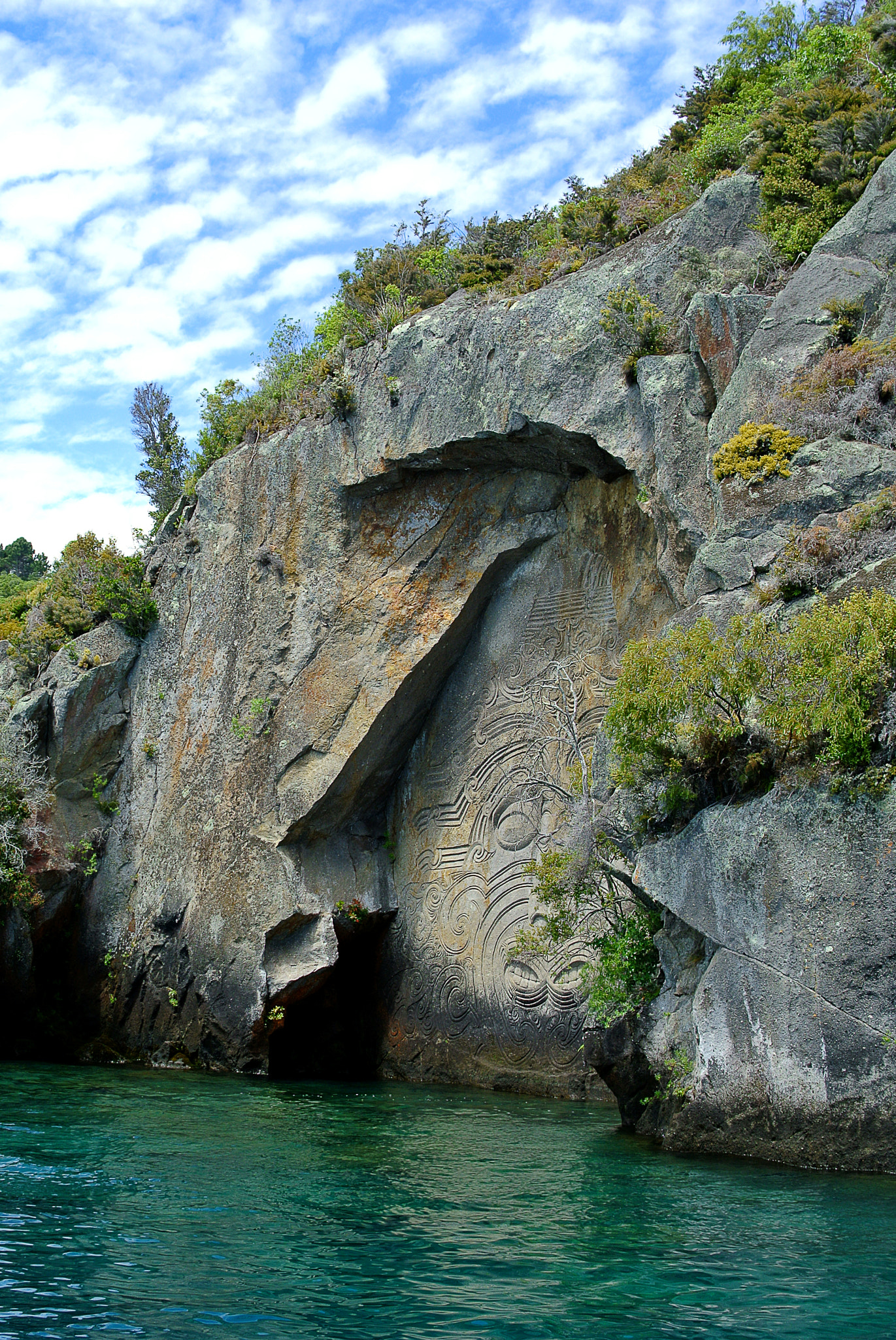 Nikon 1 V1 + Nikon 1 Nikkor 18.5mm F1.8 sample photo. Taupo lake - new zealand - stone carving photography