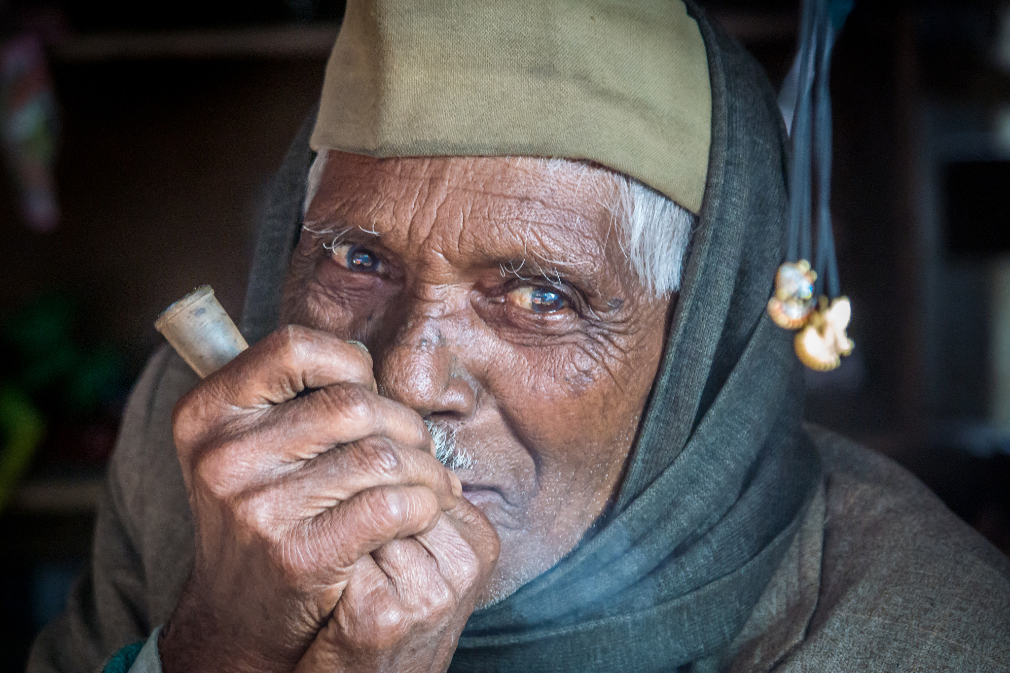 Samsung NX300M + Samsung NX 50-200mm F4-5.6 ED OIS sample photo. The smoker photography