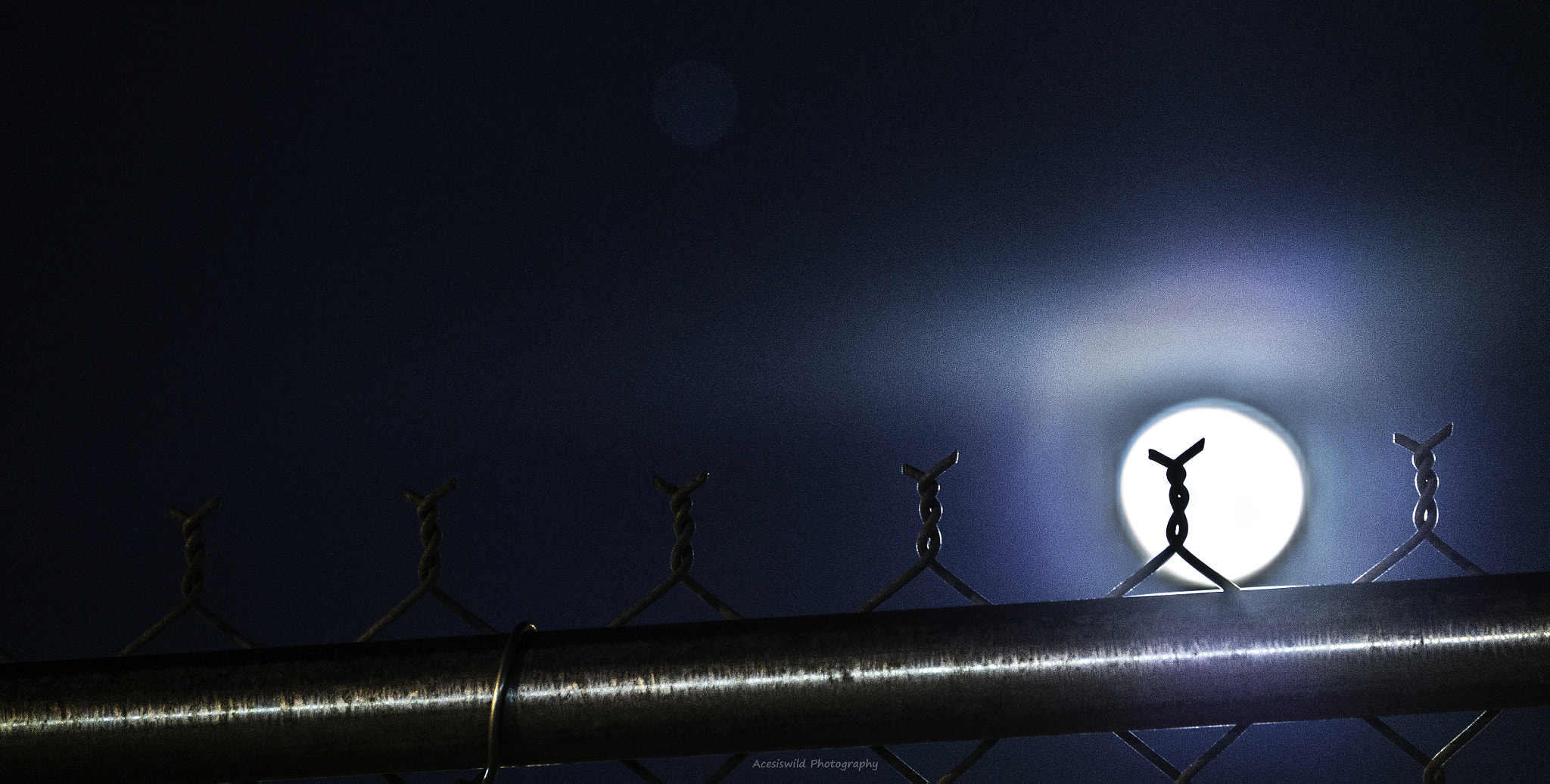 Fujifilm X-A1 + Fujifilm XC 50-230mm F4.5-6.7 OIS sample photo. Wired fence photography