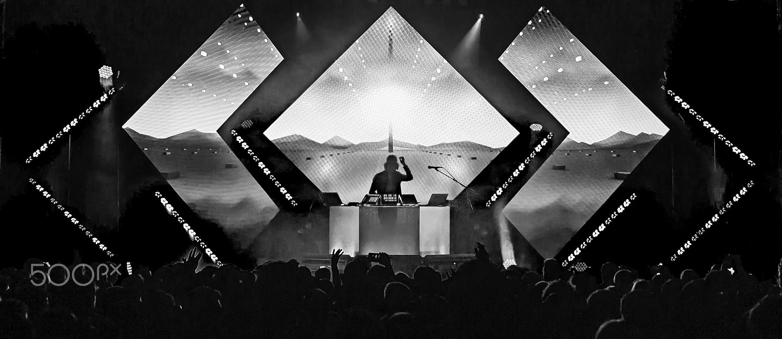Sigma 24mm F1.4 DG HSM Art sample photo. B&w madeon photography