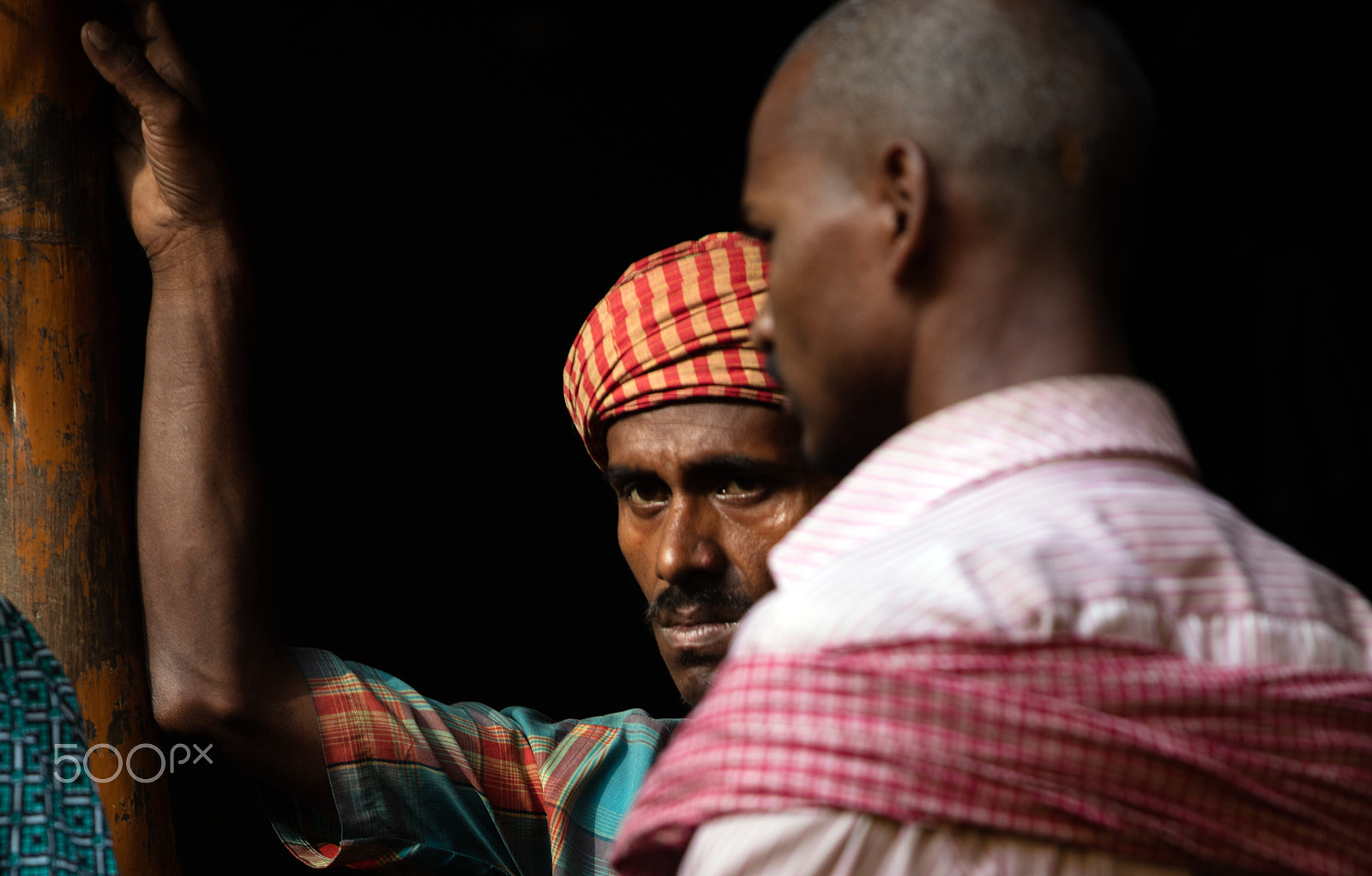 Canon EOS 5DS + Canon EF 70-200mm F4L USM sample photo. Calcutta man in the fish market photography