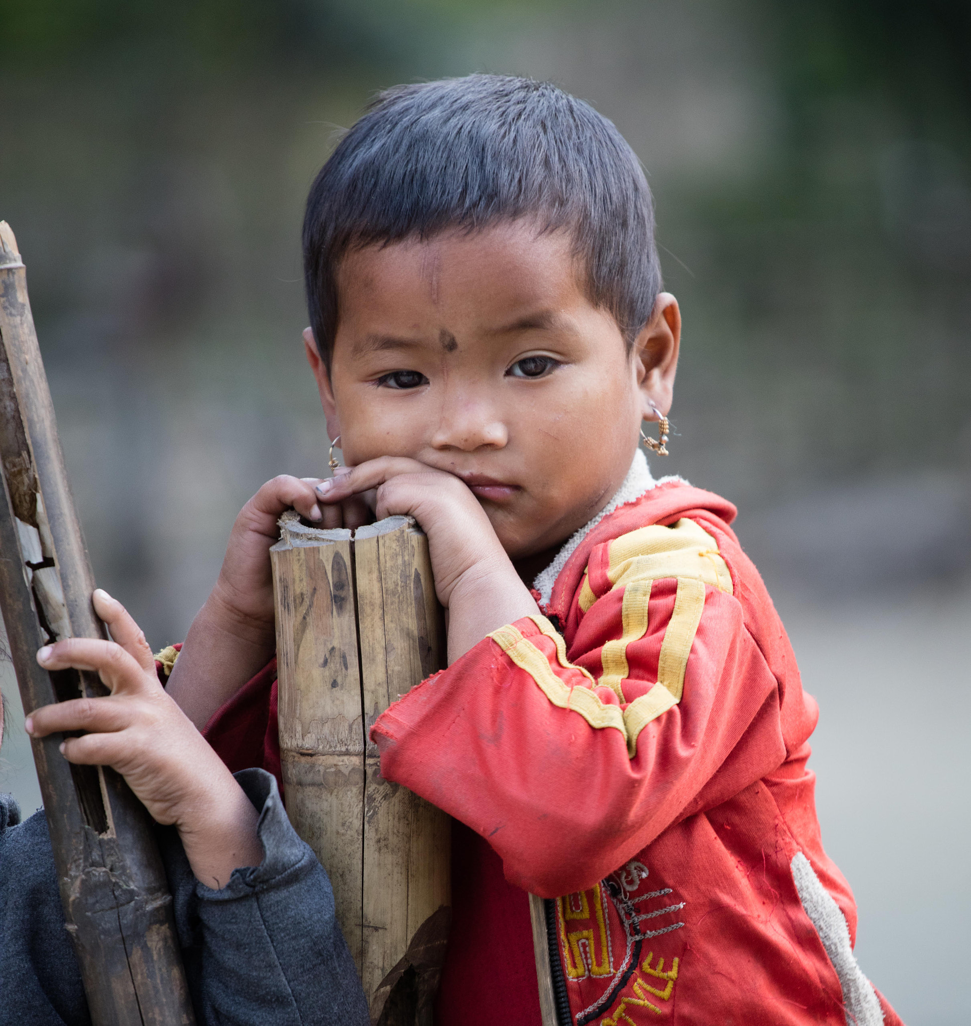 Canon EOS 5DS + Canon EF 70-200mm F4L USM sample photo. Kid in red leaning on post majuli photography