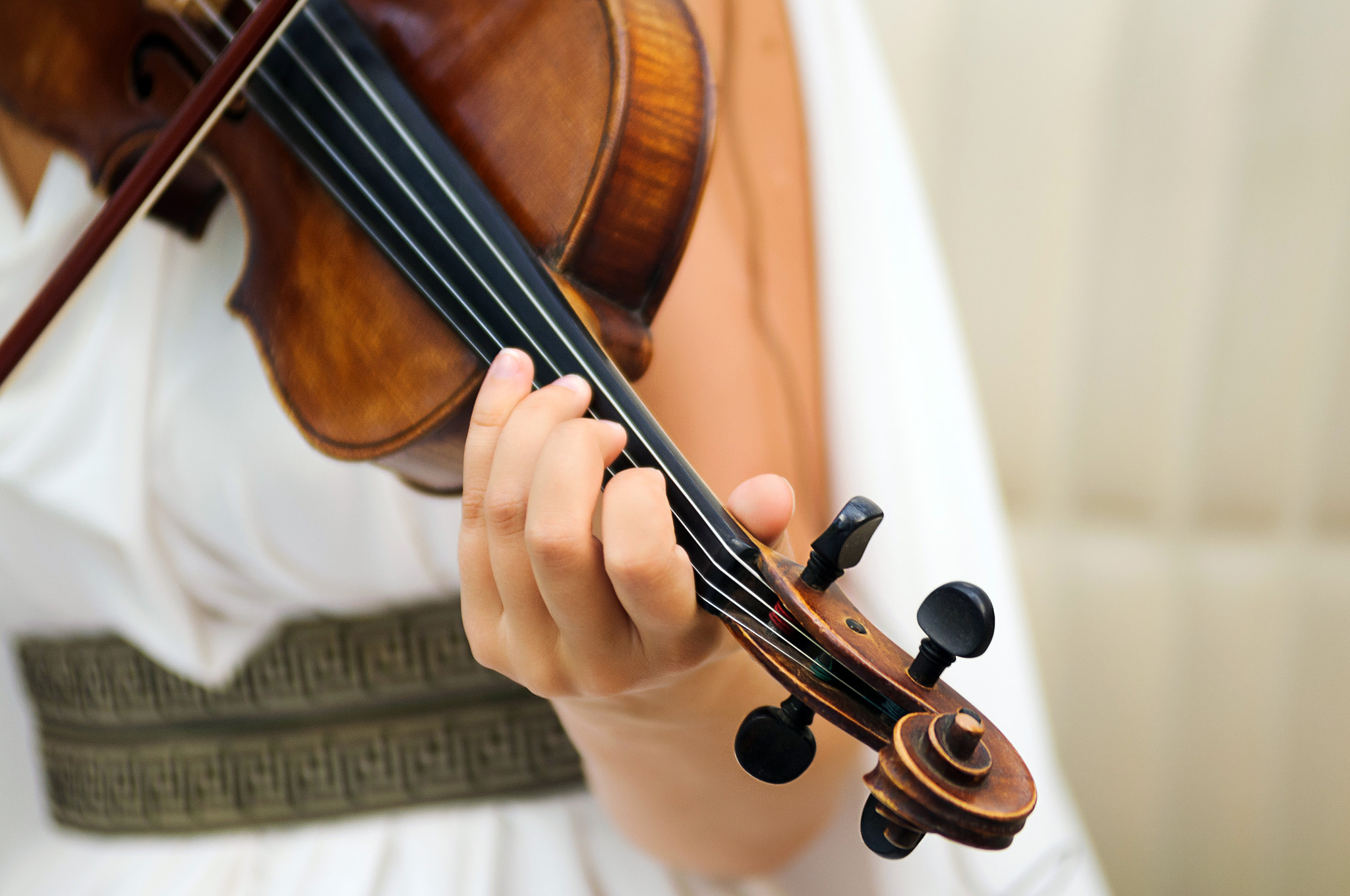 AF Zoom-Nikkor 80-200mm f/2.8 ED sample photo. Violin photography
