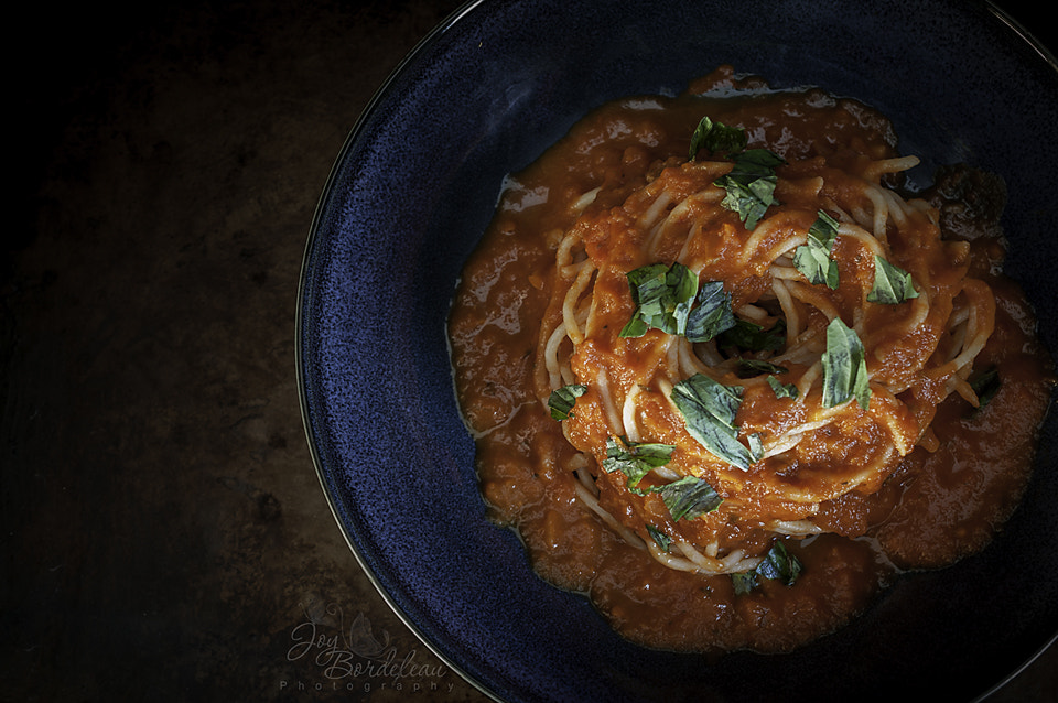 Nikon AF-S DX Micro Nikkor 40mm F2.8 sample photo. Homemade spaghetti and tomato sauce photography