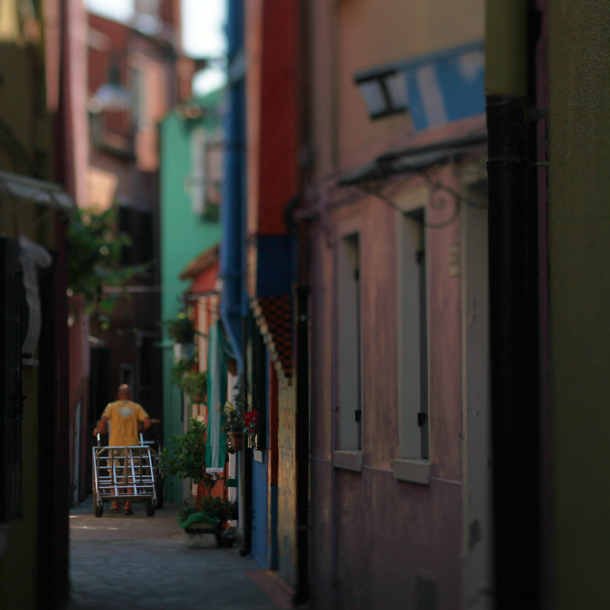 Canon TS-E 90mm F2.8 Tilt-Shift sample photo. Burano livreur photography