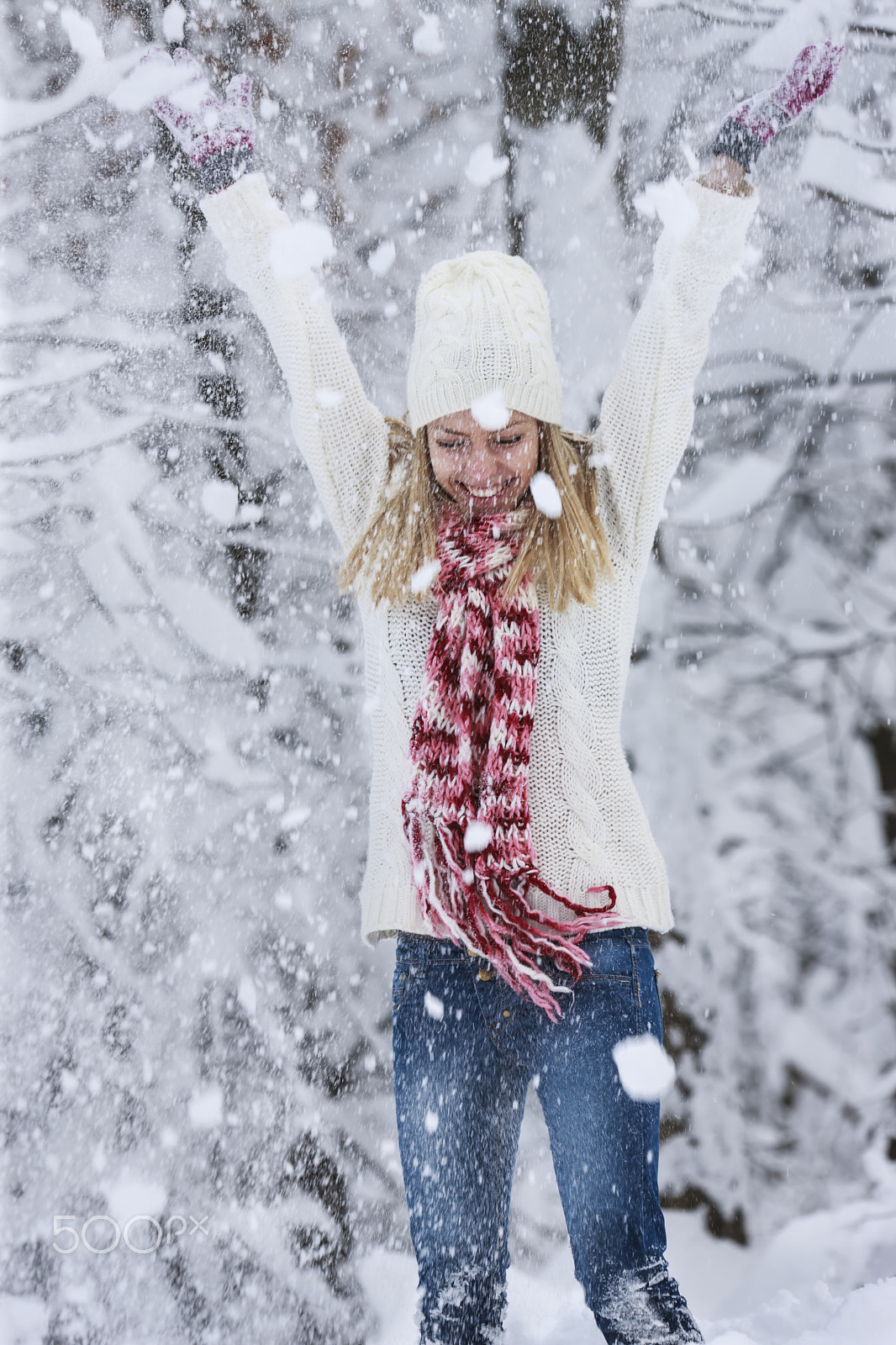 Canon EF 180mm F3.5L Macro USM sample photo. Snow play photography