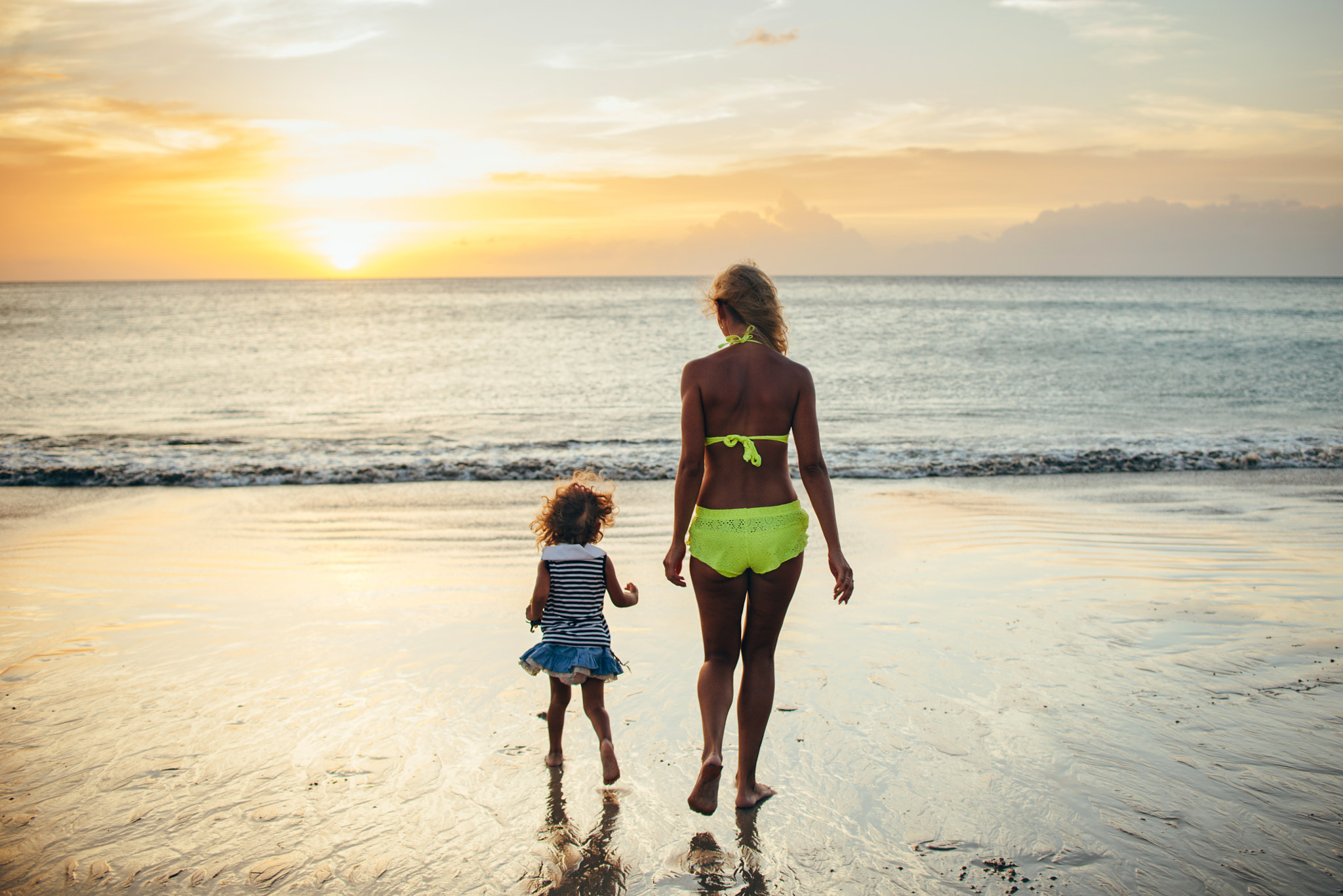 Nikon D800 + Nikon AF-S DX Nikkor 35mm F1.8G sample photo. Young family on the beach photography