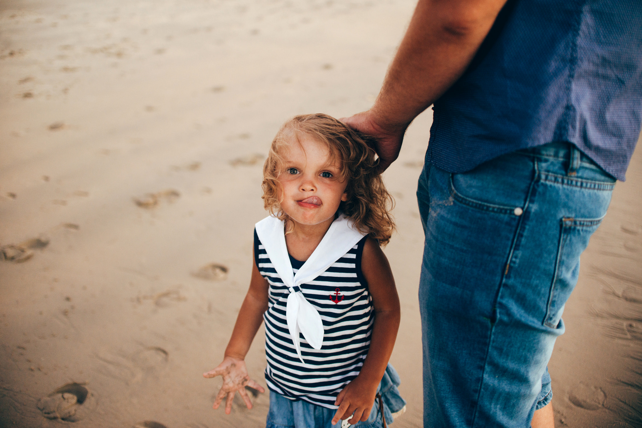 Nikon D800 + Nikon AF-S DX Nikkor 35mm F1.8G sample photo. Young family on the beach photography