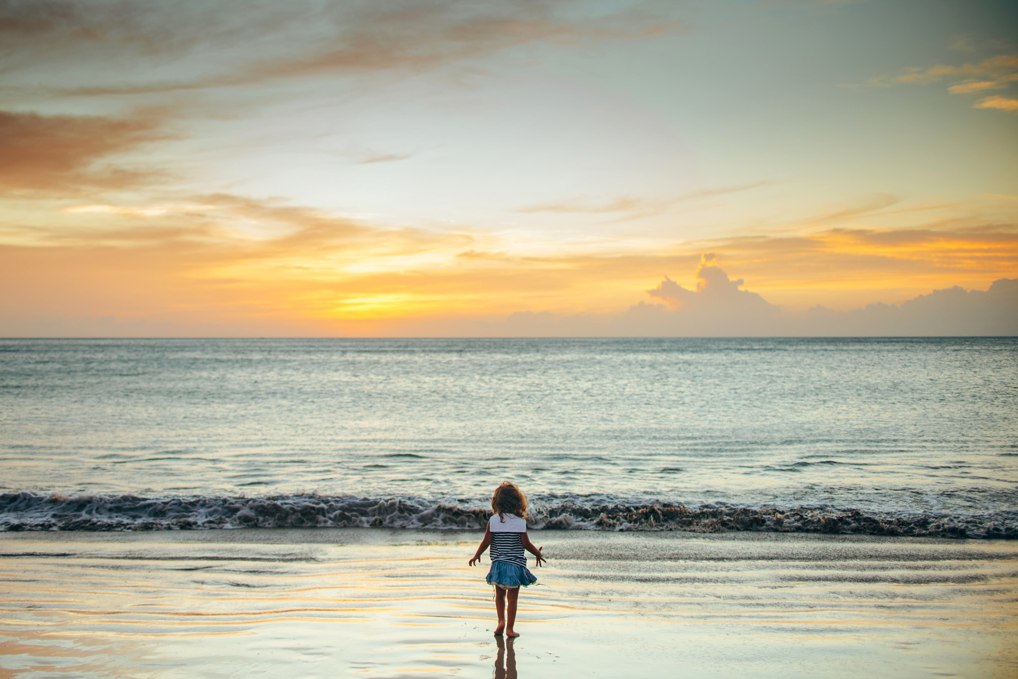 Nikon D800 + Nikon AF-S DX Nikkor 35mm F1.8G sample photo. Small girl on the beach photography
