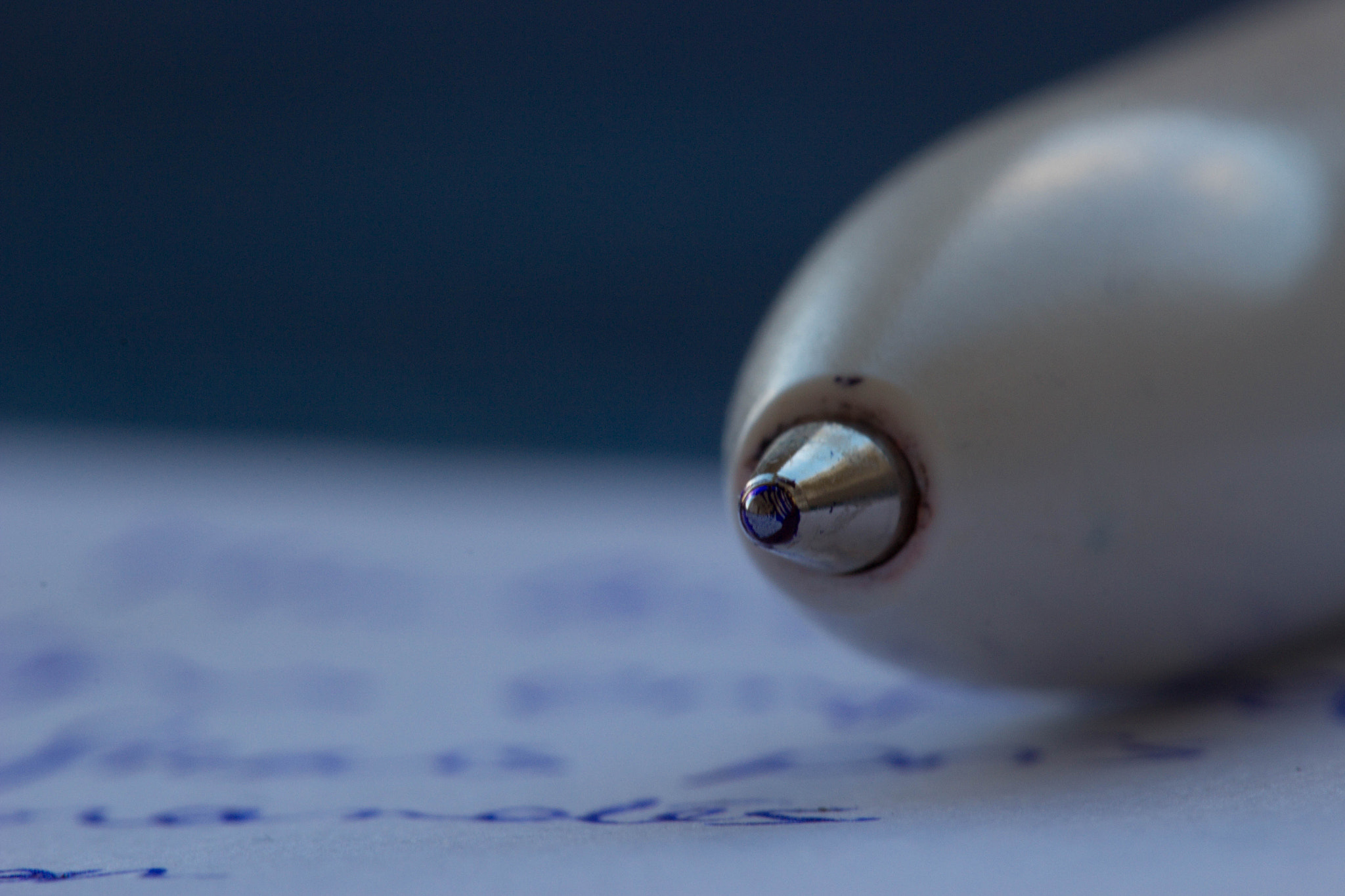 Canon EF 180mm F3.5L Macro USM sample photo. Stylo bille photography