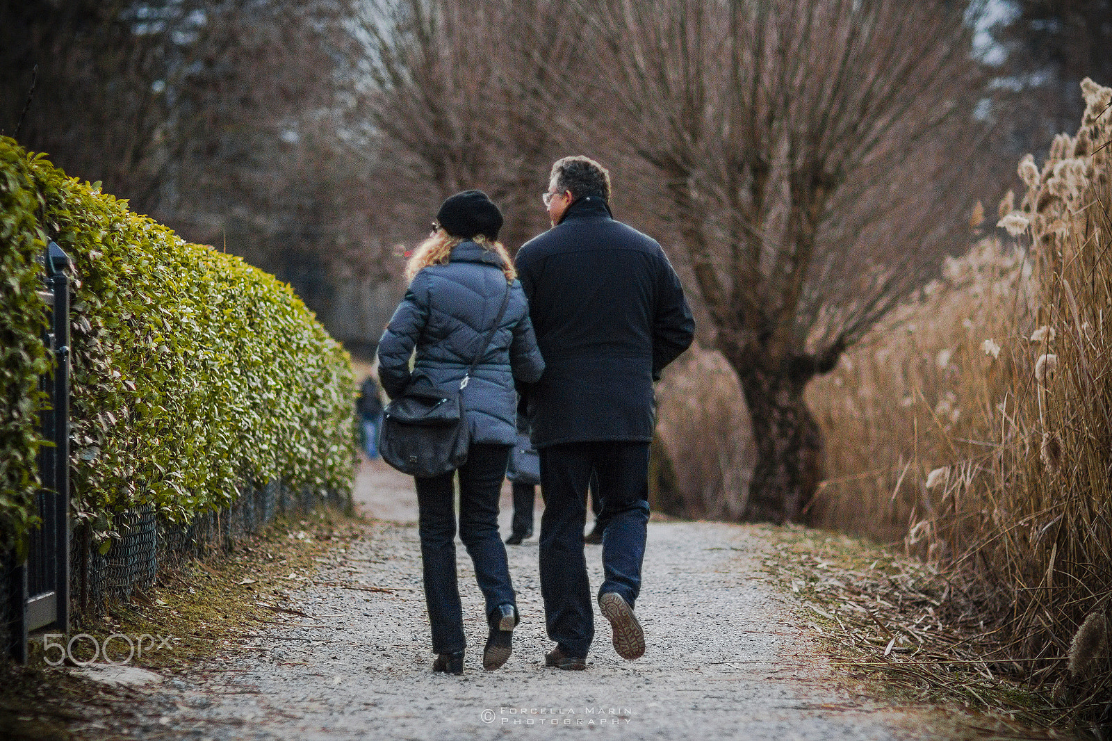 Canon EOS 700D (EOS Rebel T5i / EOS Kiss X7i) + Canon EF 85mm F1.2L II USM sample photo. Walking hand in hand photography