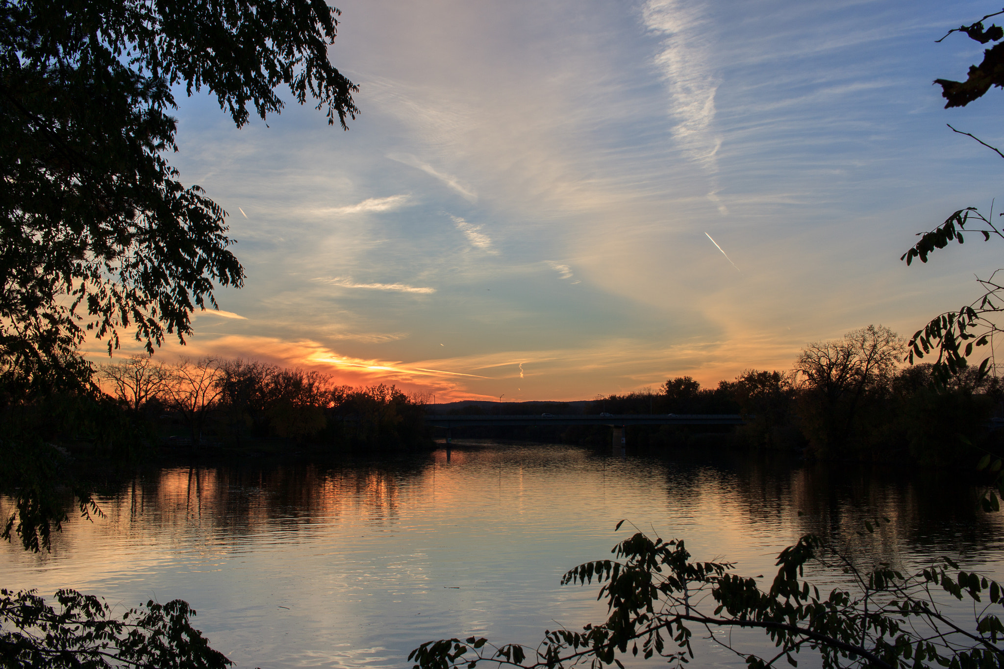 Canon EOS 500D (EOS Rebel T1i / EOS Kiss X3) + Canon EF-S 24mm F2.8 STM sample photo. Sunset on the river photography