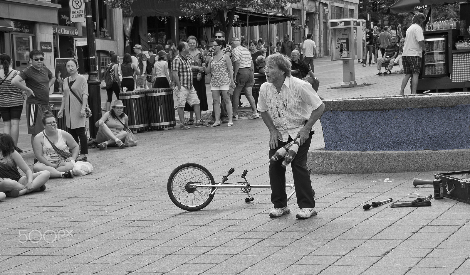 Sony Alpha DSLR-A330 + Sony DT 18-250mm F3.5-6.3 sample photo. Montreal's street player photography
