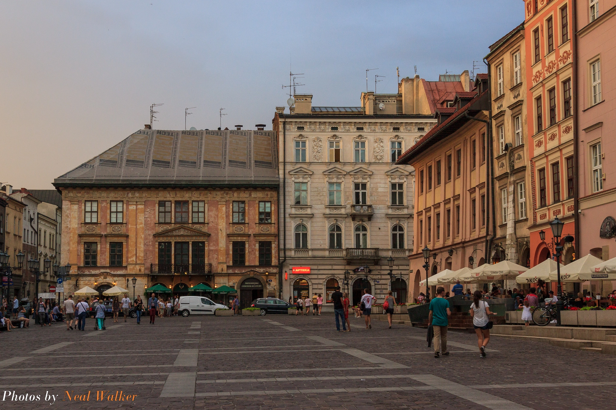 Canon EF-S 17-85mm F4-5.6 IS USM sample photo. Krakow courtyard photography