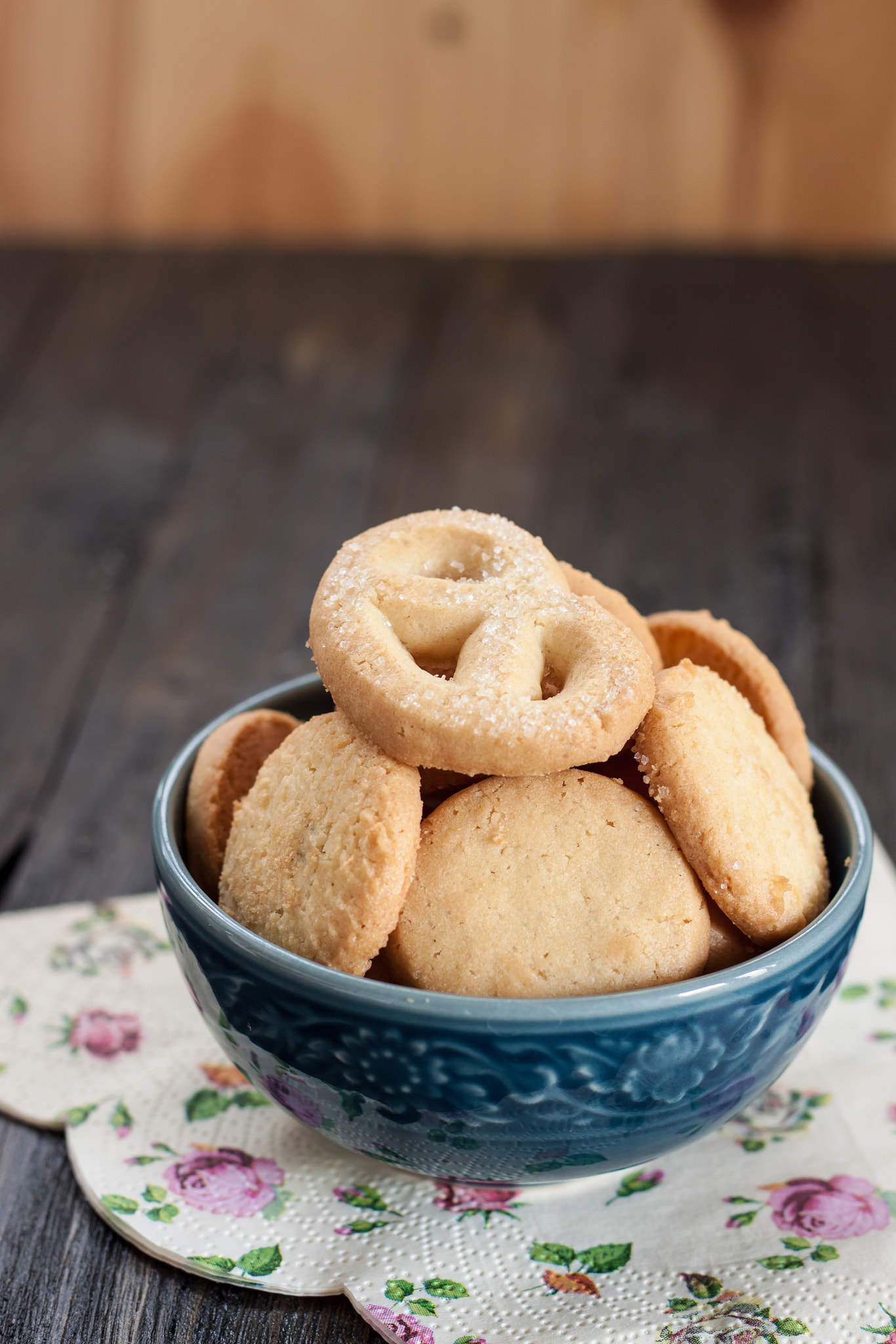 Canon EOS 500D (EOS Rebel T1i / EOS Kiss X3) + Canon EF 50mm F1.8 II sample photo. Homemade cookies on rustic wooden table photography