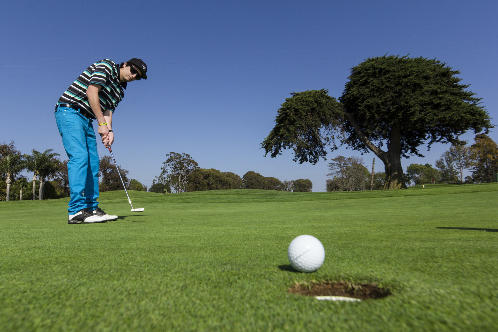 Canon EF 14mm F2.8L II USM sample photo. Sinking the putt photography