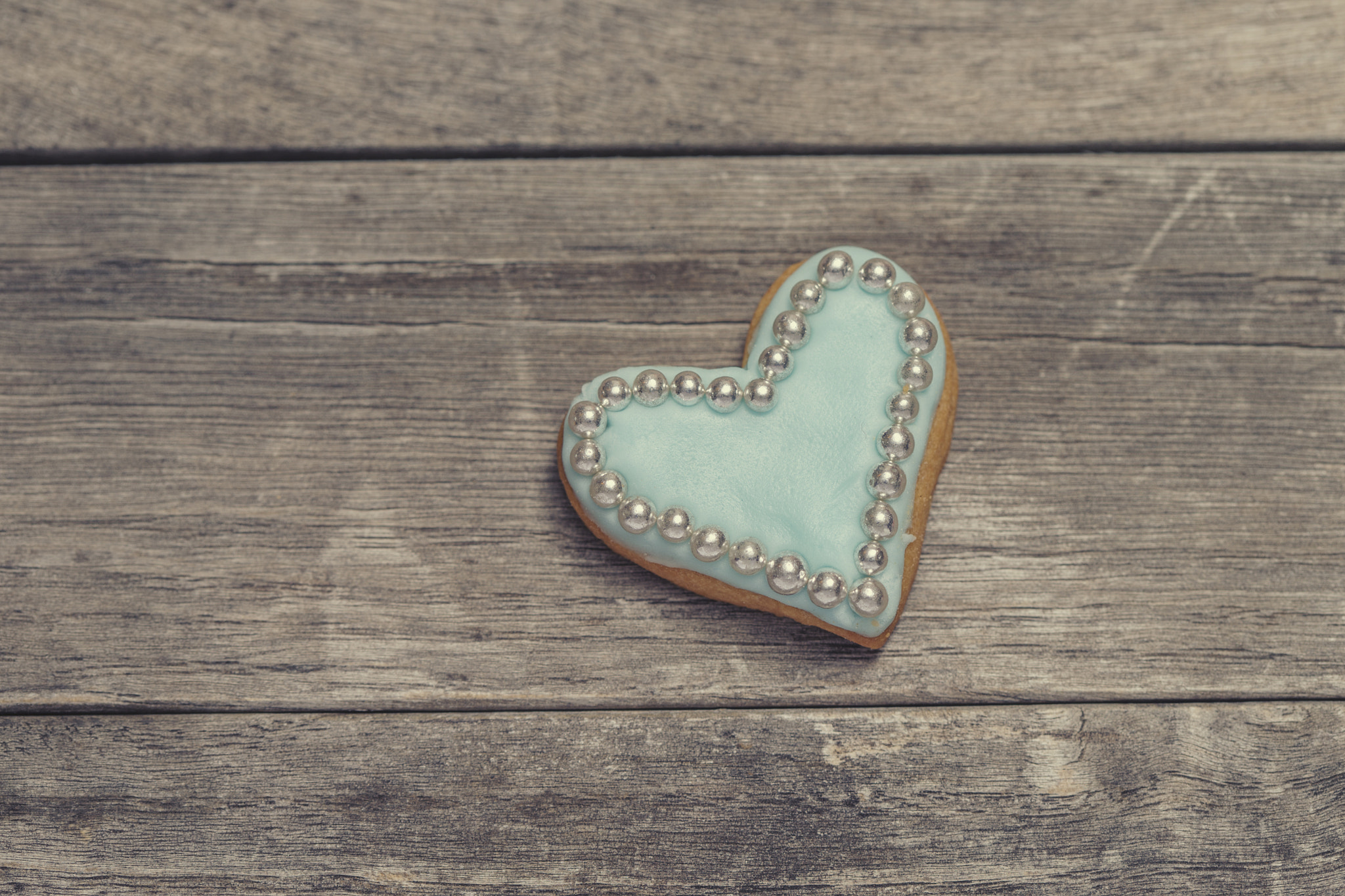 Canon EOS-1D X + Canon EF 100mm F2.8 Macro USM sample photo. Heart cookie covered with blue icing and edible pearl beads photography